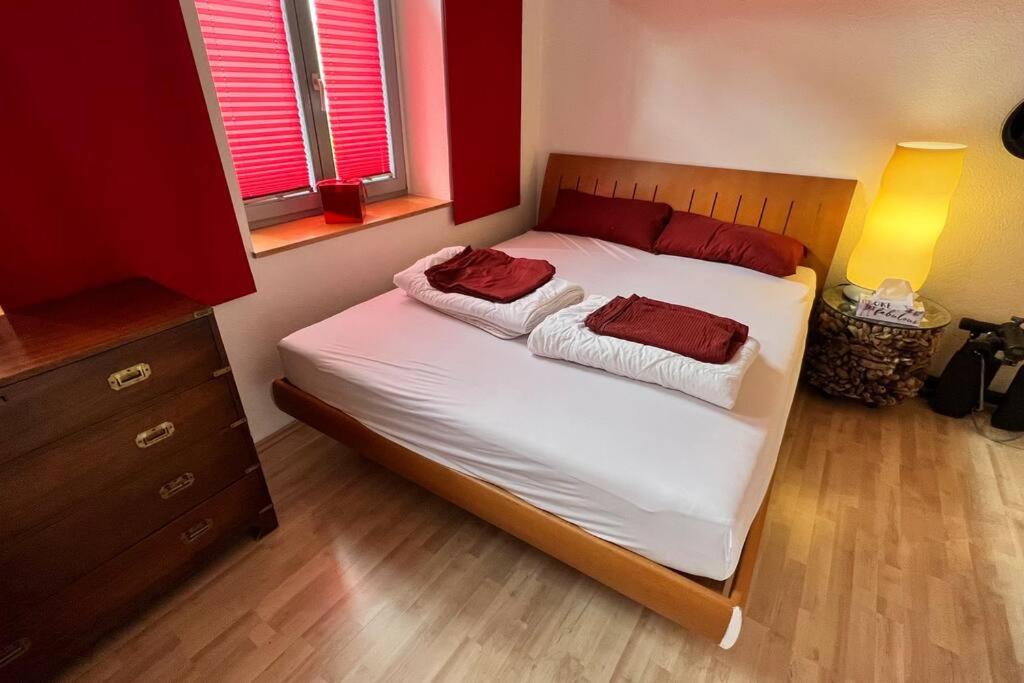 Appartement like complete Suite with Terrasse, very close to centre, beautiful, superquiet, parking !!