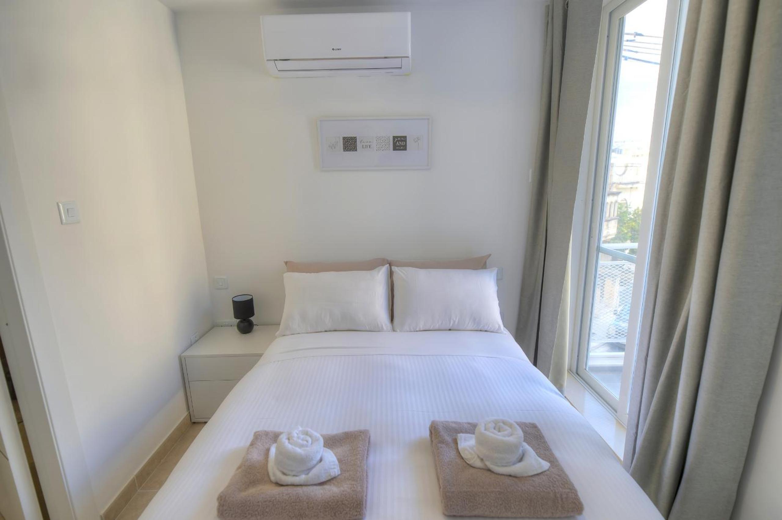 Brand new and tastefully furnished 2 bedroom apartment DDIF1-2 view 5