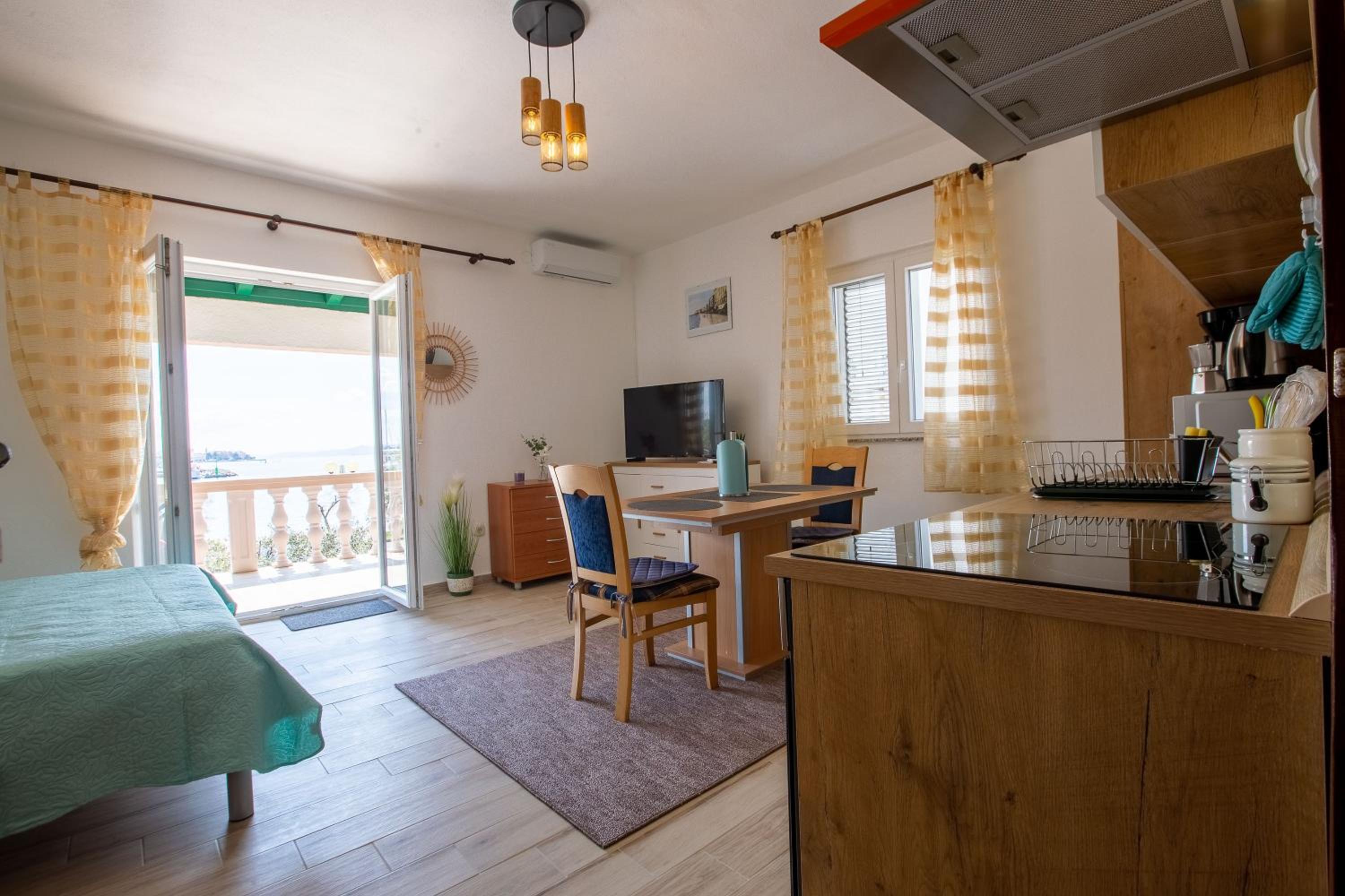 Mare-More studio w balcony and beach front and view view 2
