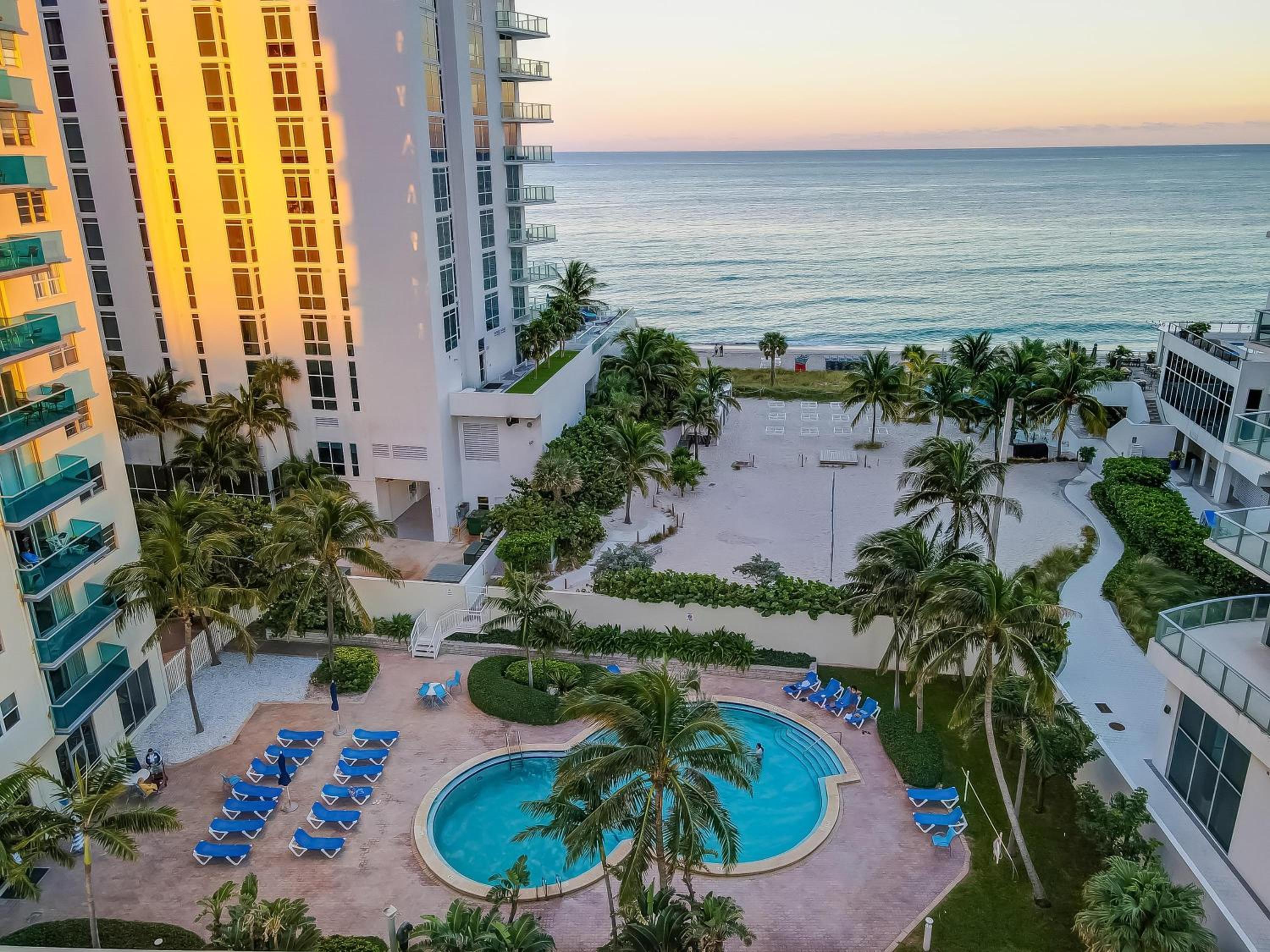 Great apartment in Hollywood with side ocean view! Direct access to the beach! 14th floor view 2