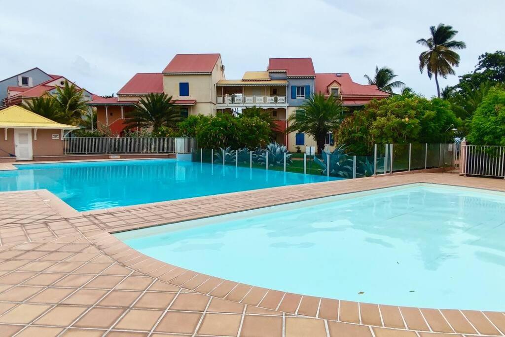 Ti Punch Appartement pied dans l'eau avec piscine view 2