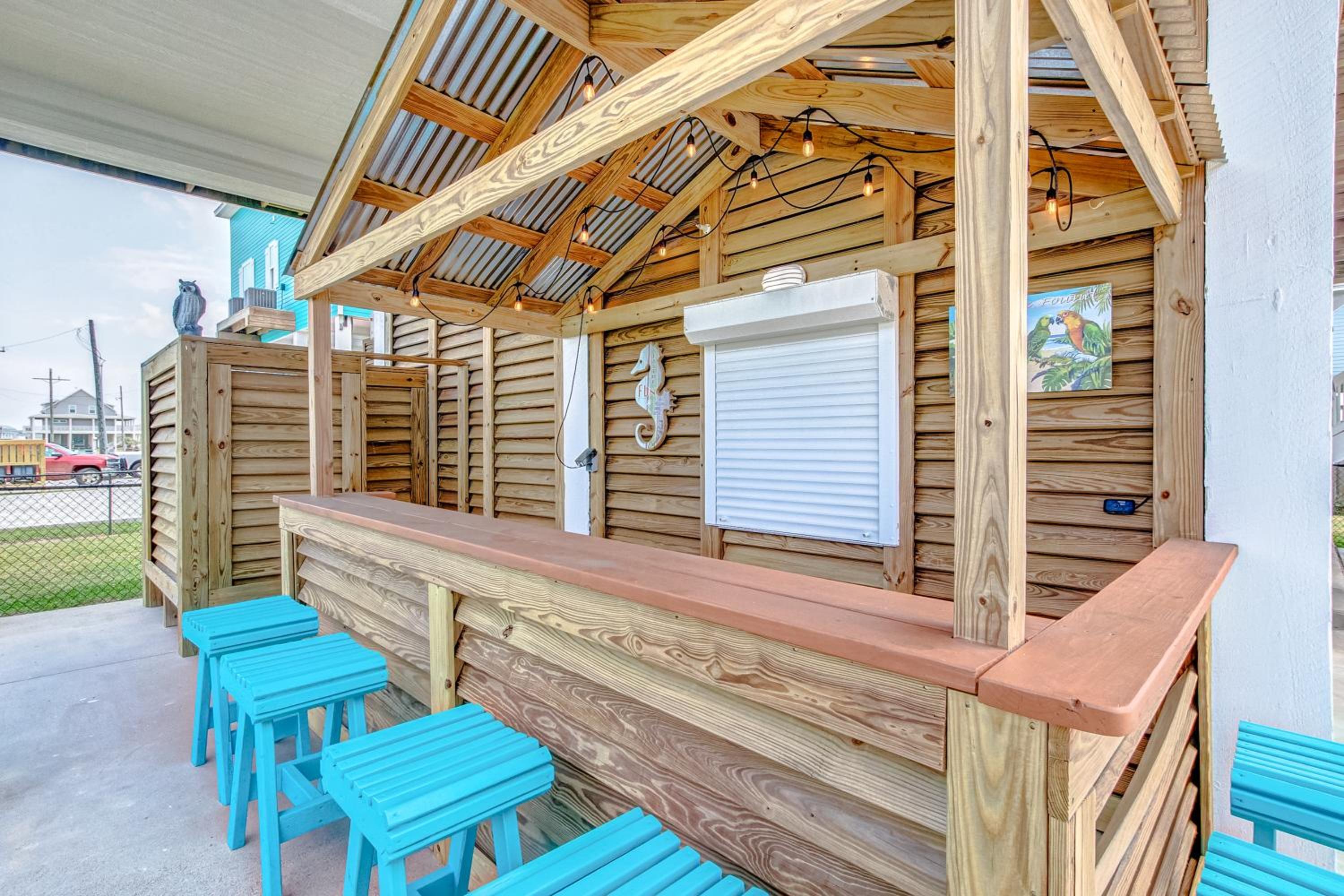 Beautiful Front Row Views - Tiki Bar - Playground view 2