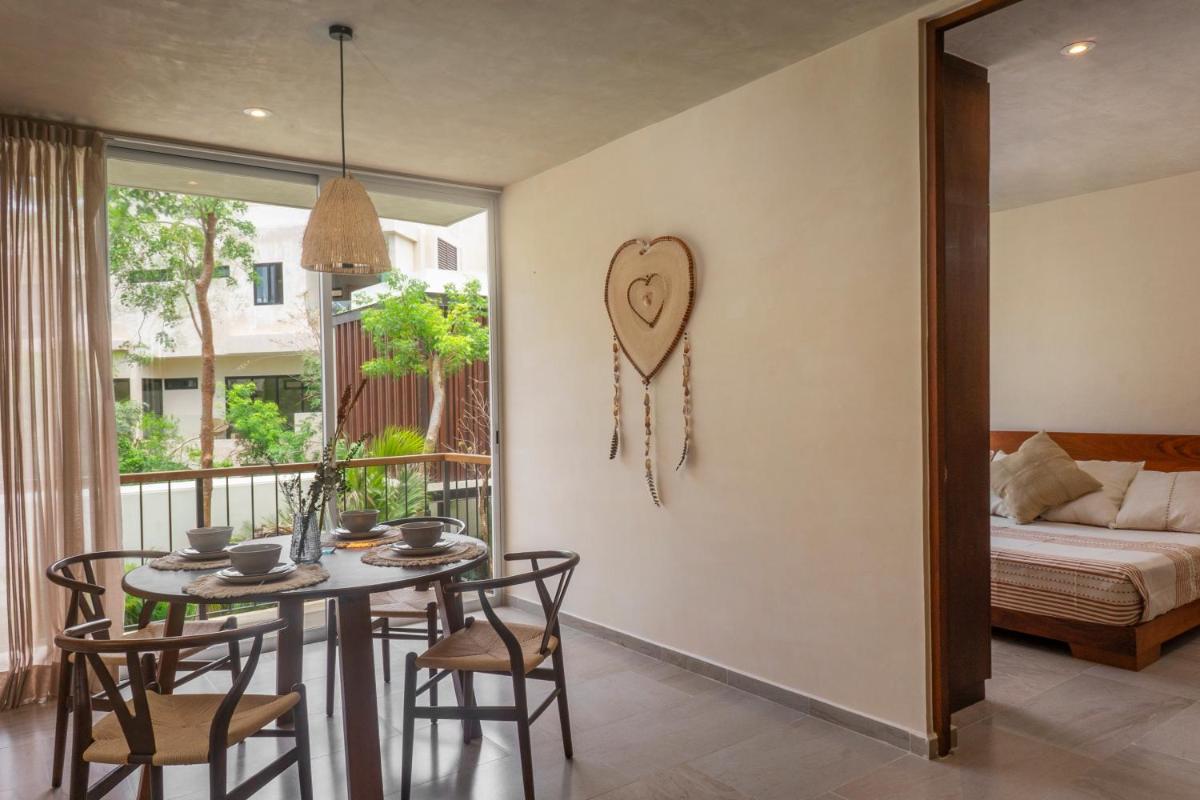 Luxury Condo for 4 with access to pool