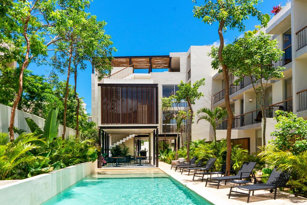 Luxury Condo for 4 with access to pool