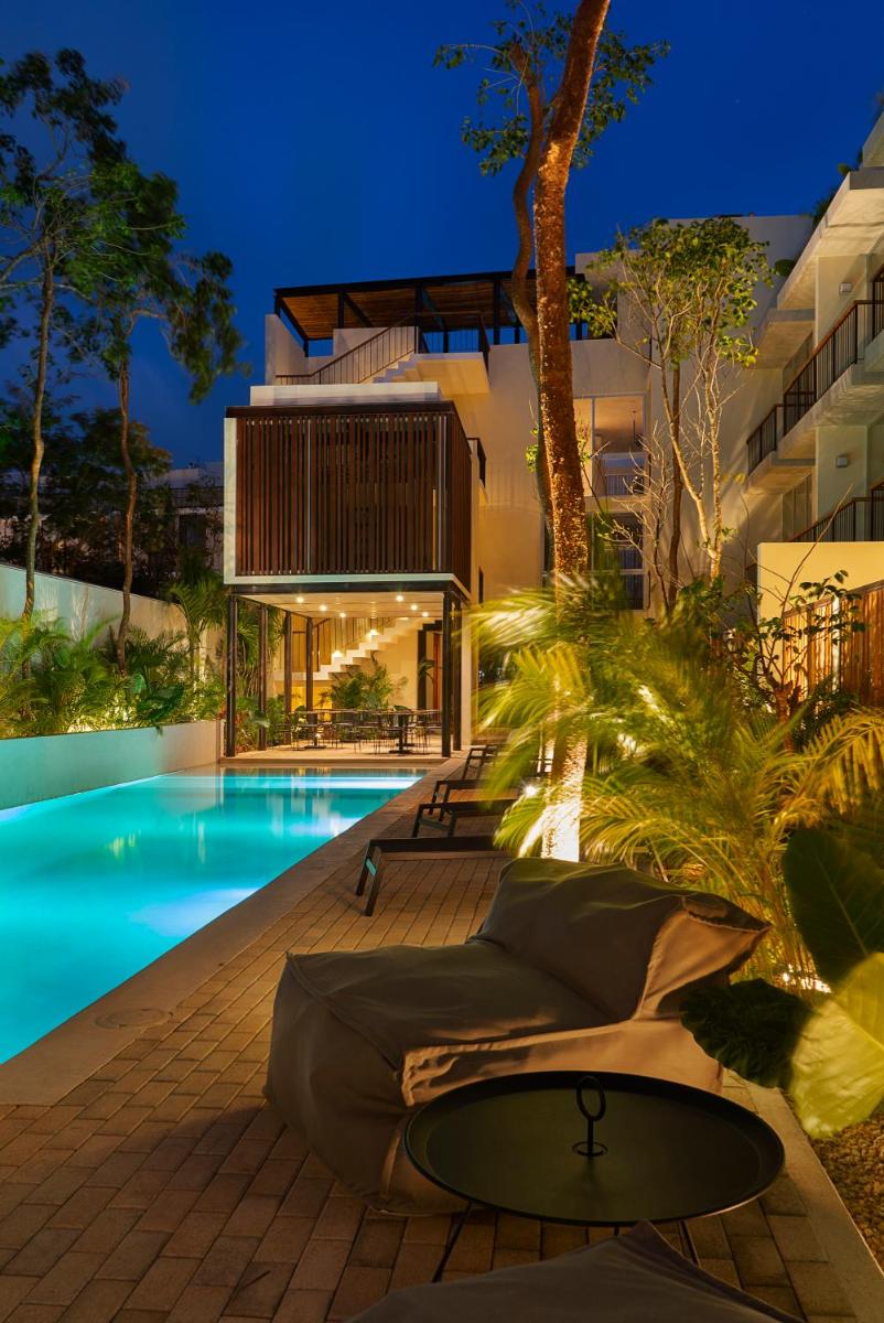 Luxury Condo for 4 with access to pool