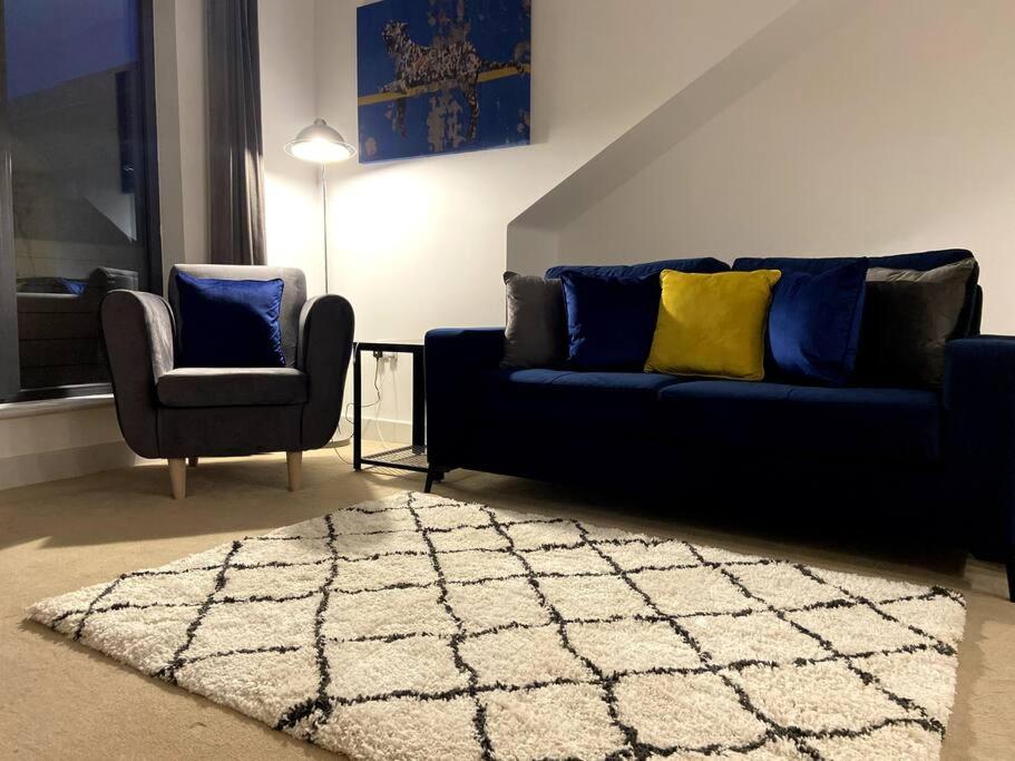 FANTASTIC 2 Dbl Bedroom Apt. FREE off-road parking view 2