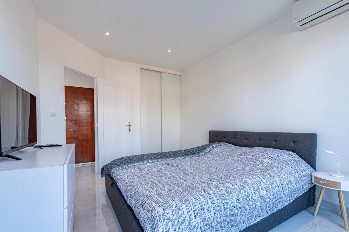 BNB Renting one bedroom apt completely renovated behind the Martinez hotel photo 4