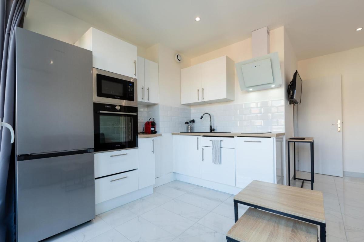 BNB Renting one bedroom apt completely renovated behind the Martinez hotel photo 2