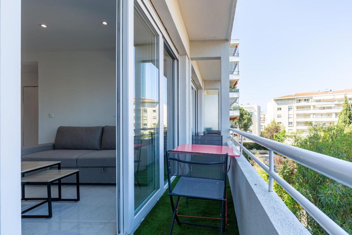 BNB Renting one bedroom apt completely renovated behind the Martinez hotel photo 3