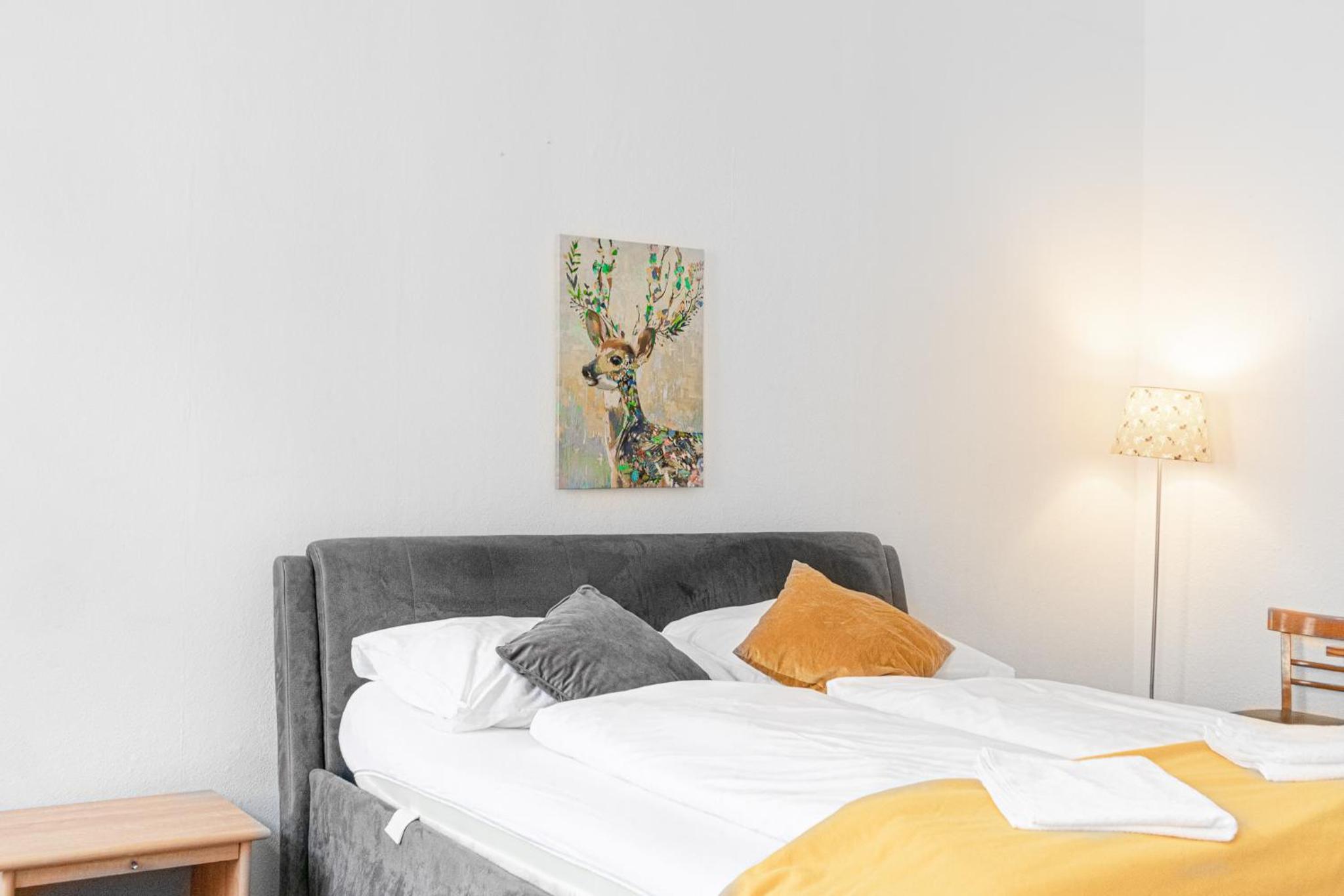 Vivid King Bed Apt - 12 minutes from City Center
