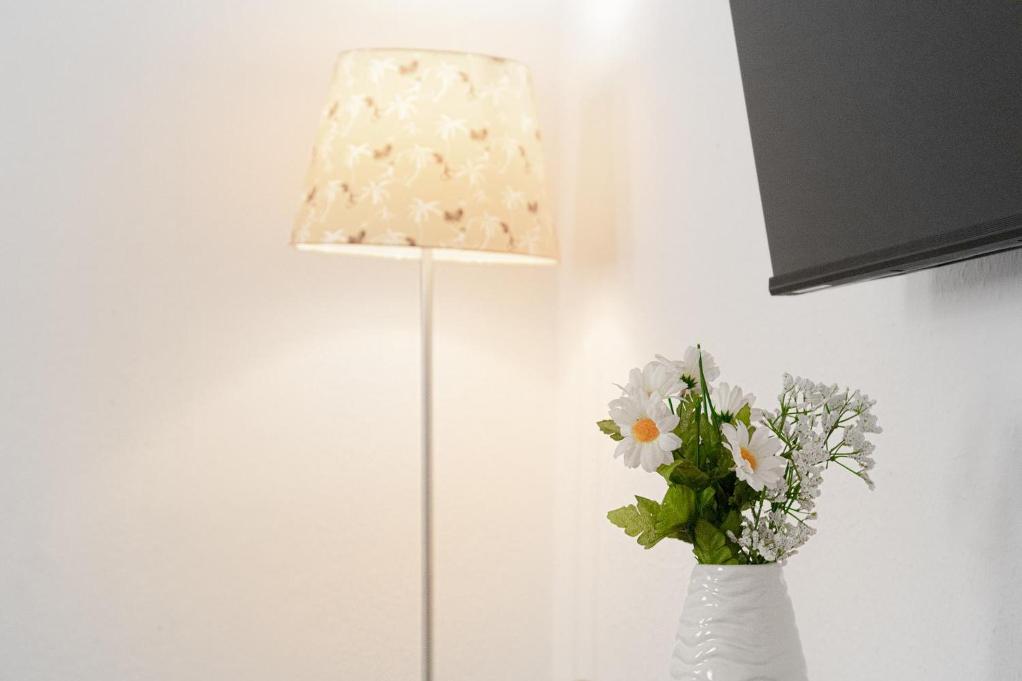 Vivid King Bed Apt - 12 minutes from City Center