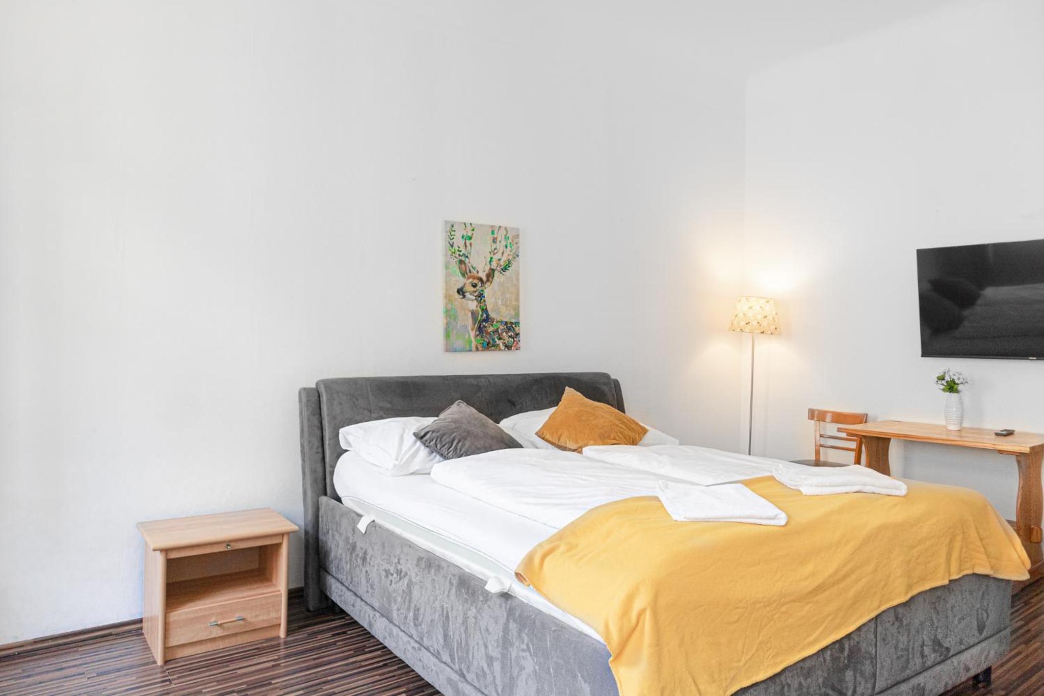 Vivid King Bed Apt - 12 minutes from City Center