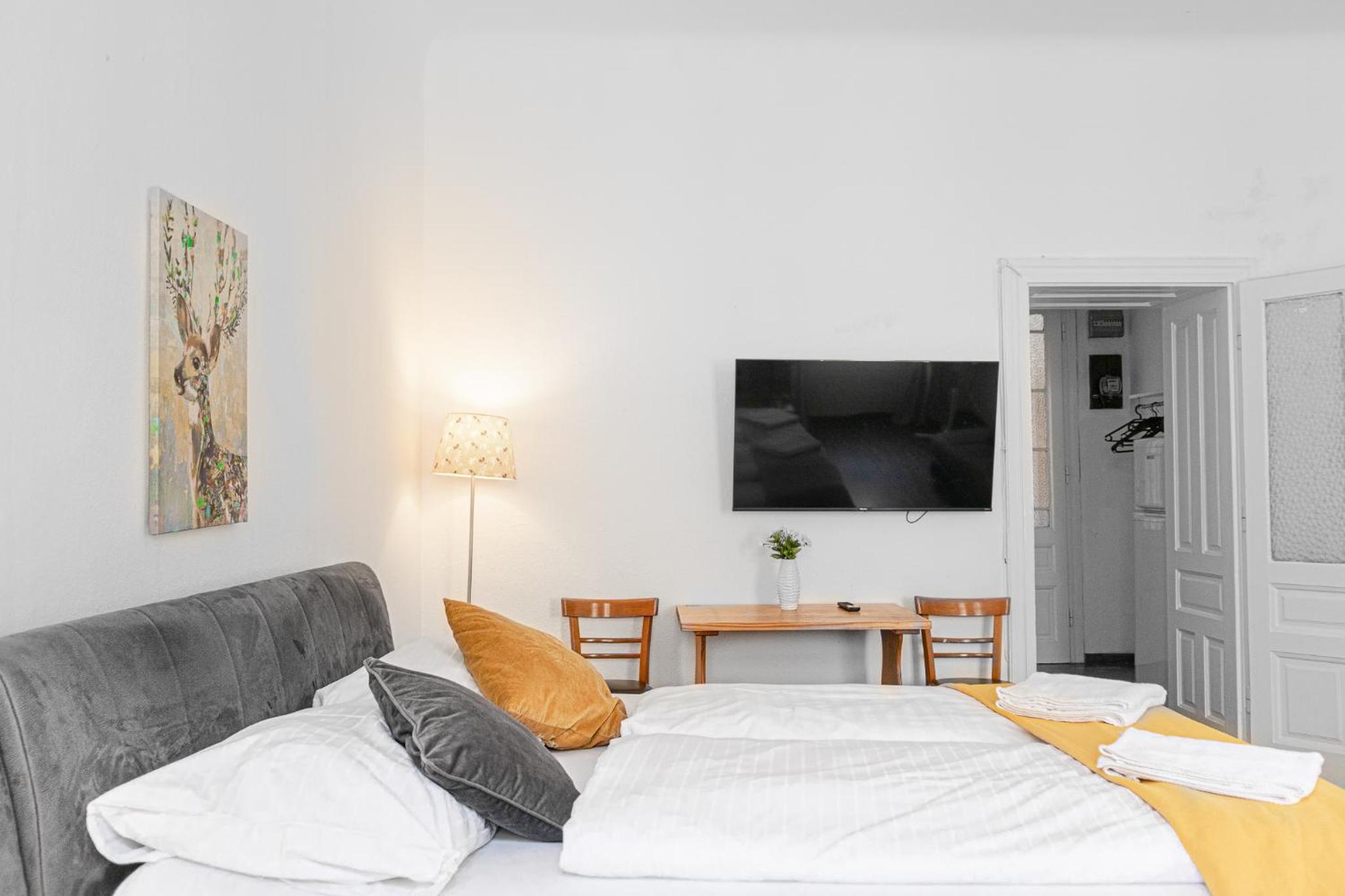 Vivid King Bed Apt - 12 minutes from City Center