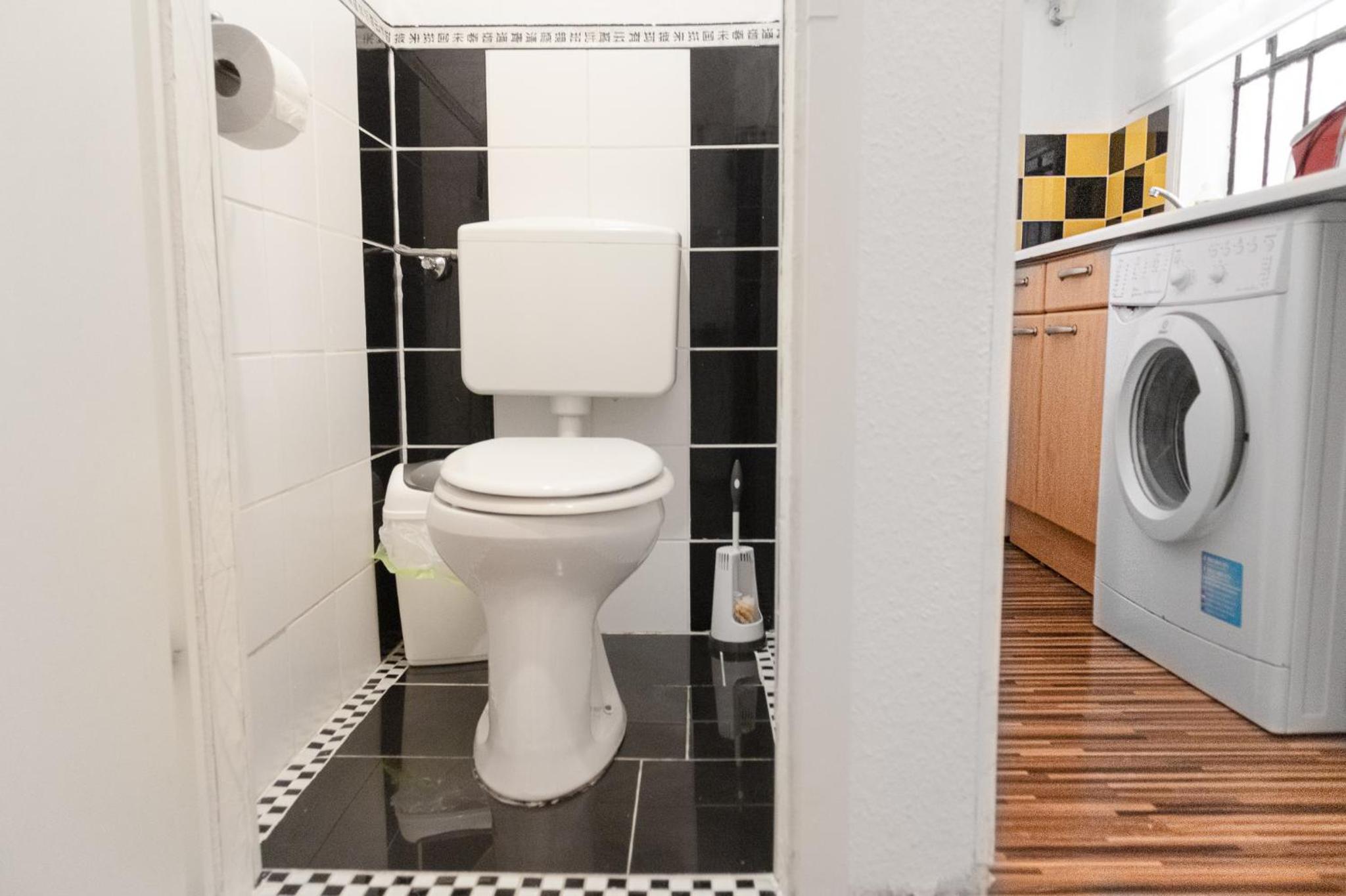 Vivid King Bed Apt - 12 minutes from City Center