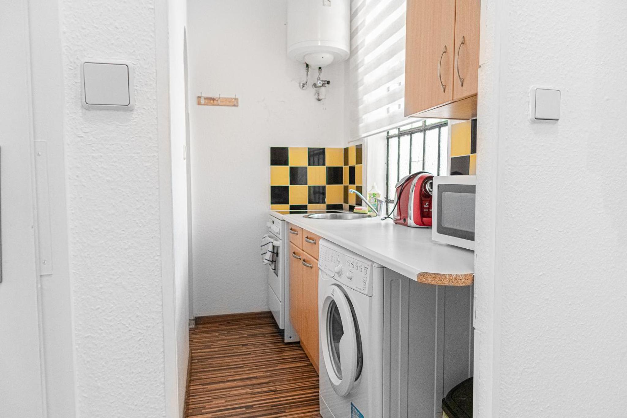 Vivid King Bed Apt - 12 minutes from City Center