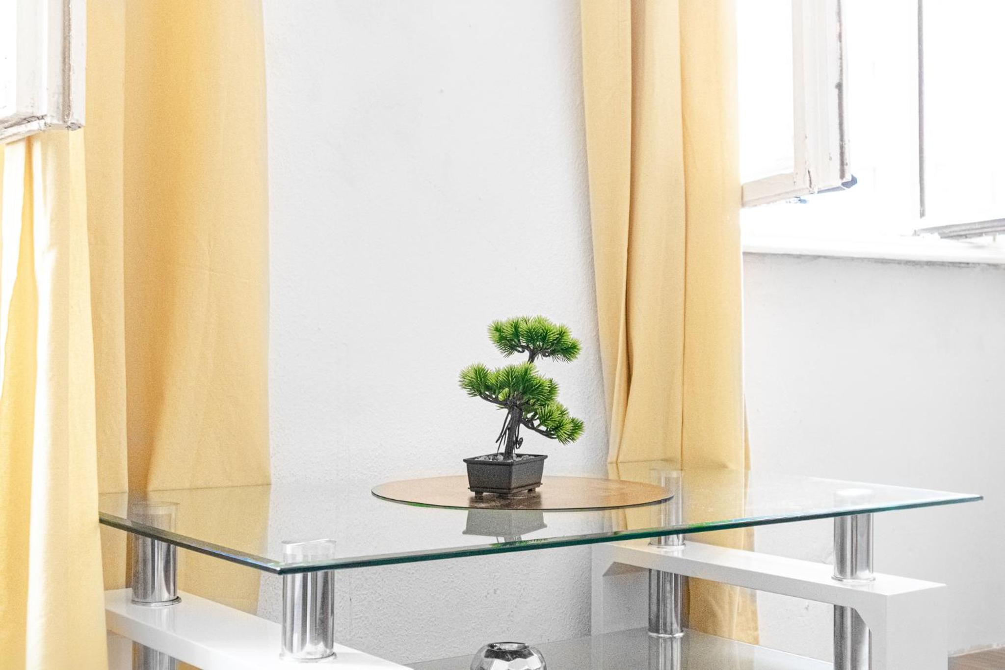 Vivid King Bed Apt - 12 minutes from City Center