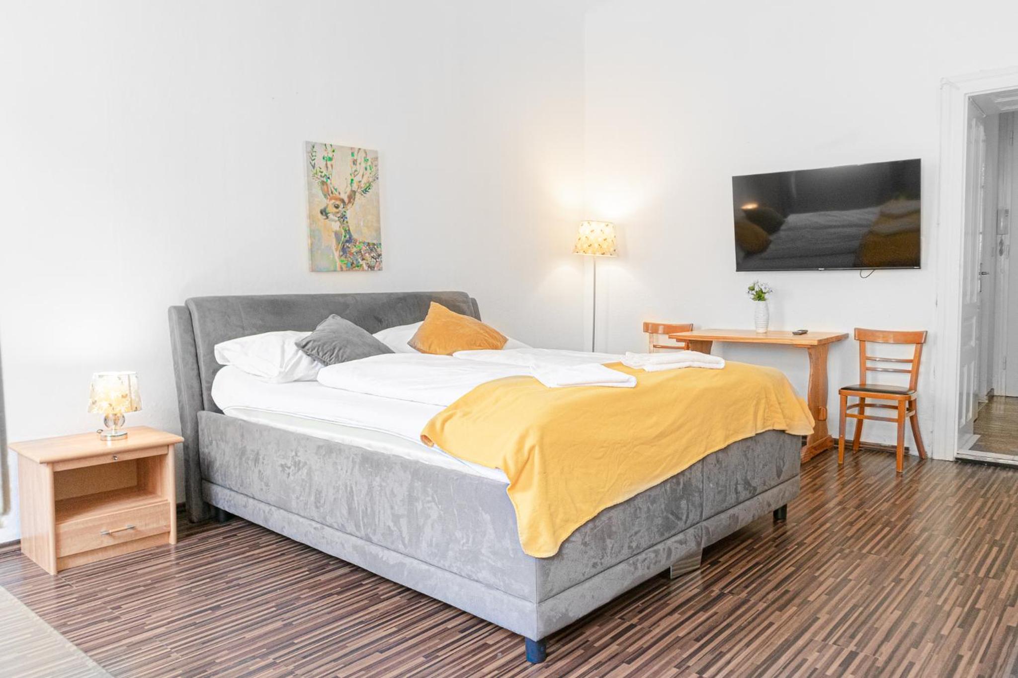 Vivid King Bed Apt - 12 minutes from City Center