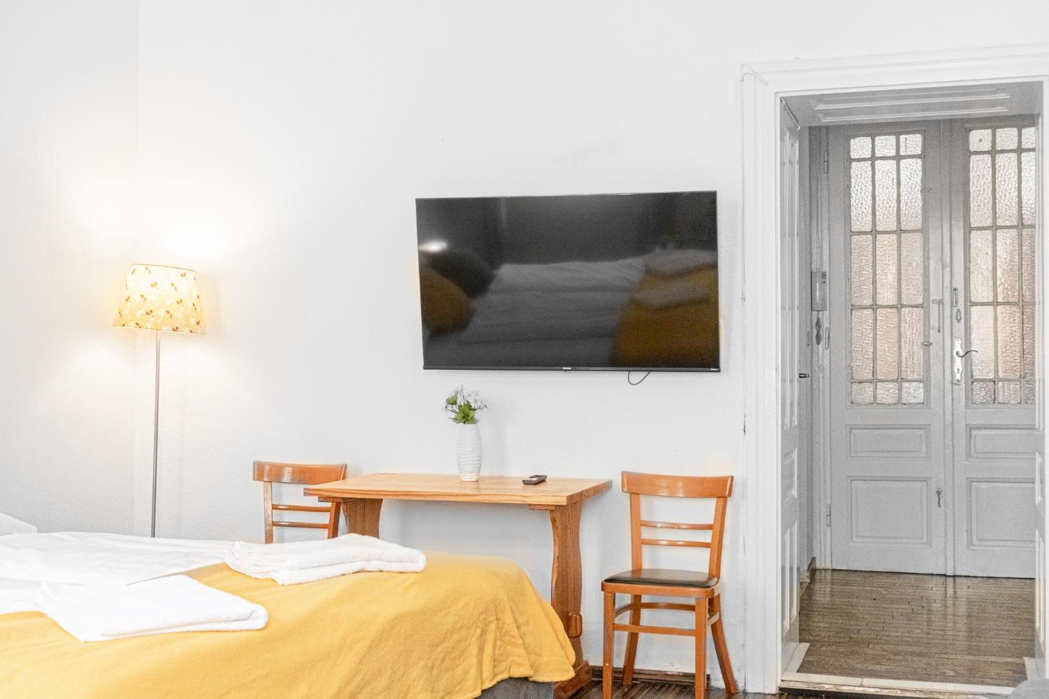 Vivid King Bed Apt - 12 minutes from City Center