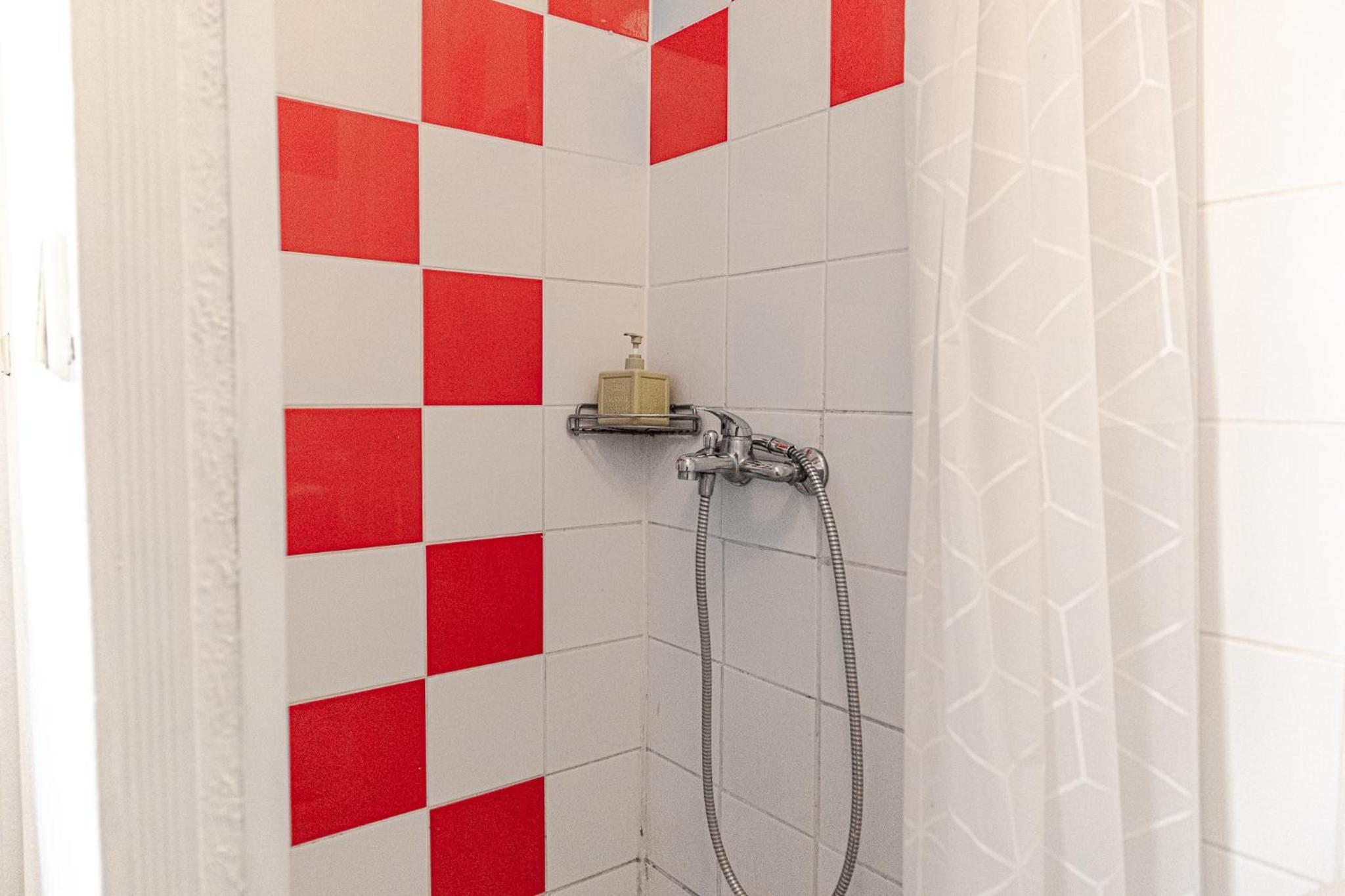 Vivid King Bed Apt - 12 minutes from City Center