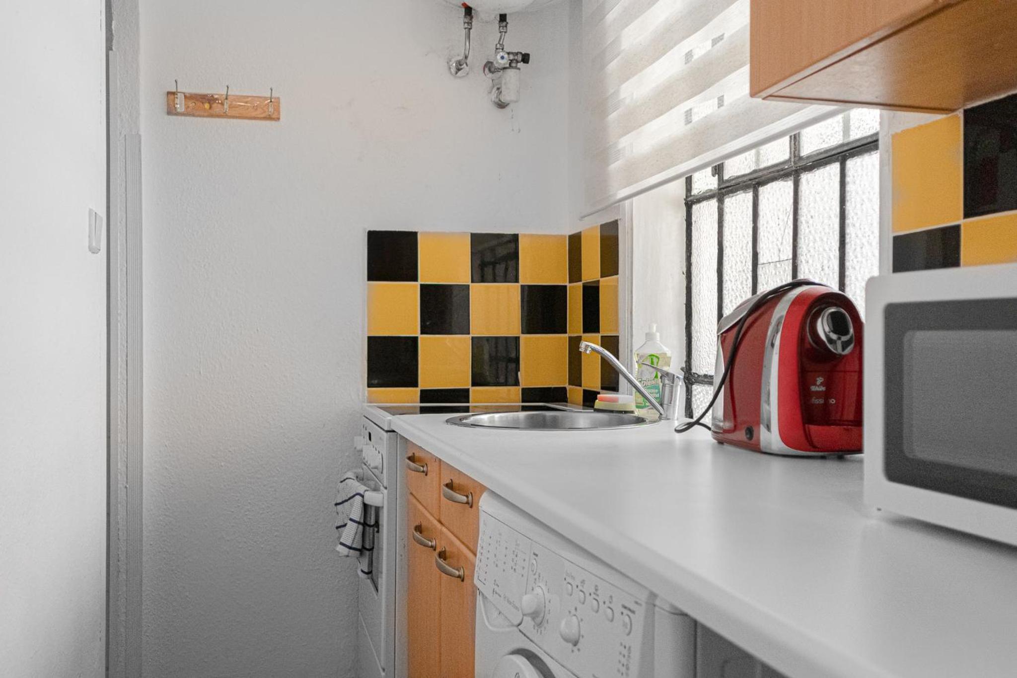 Vivid King Bed Apt - 12 minutes from City Center