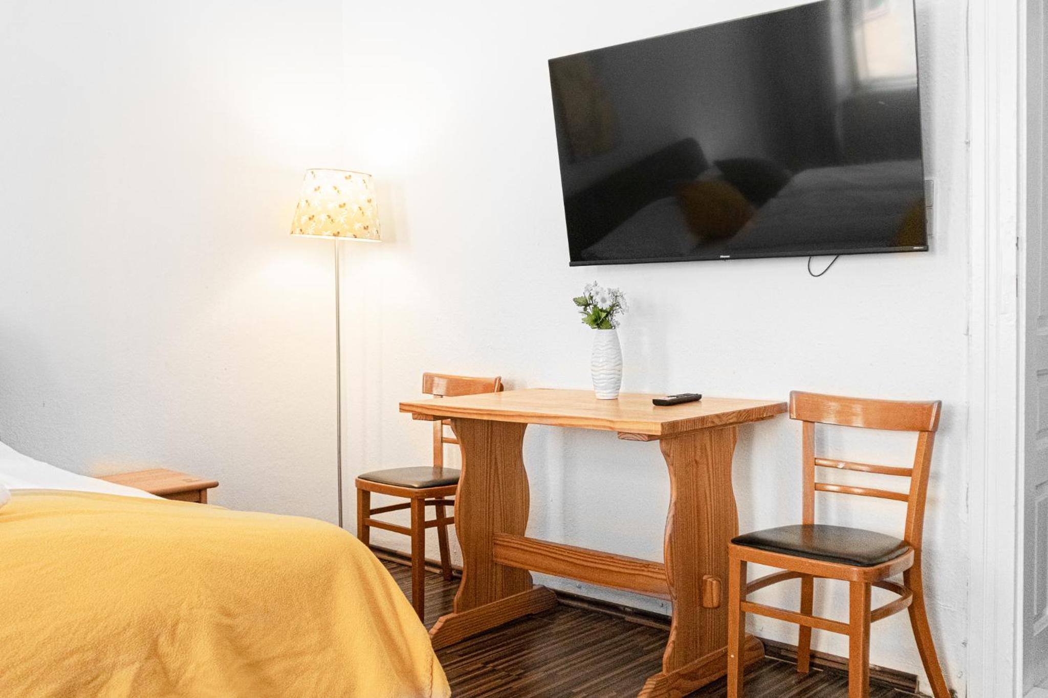 Vivid King Bed Apt - 12 minutes from City Center
