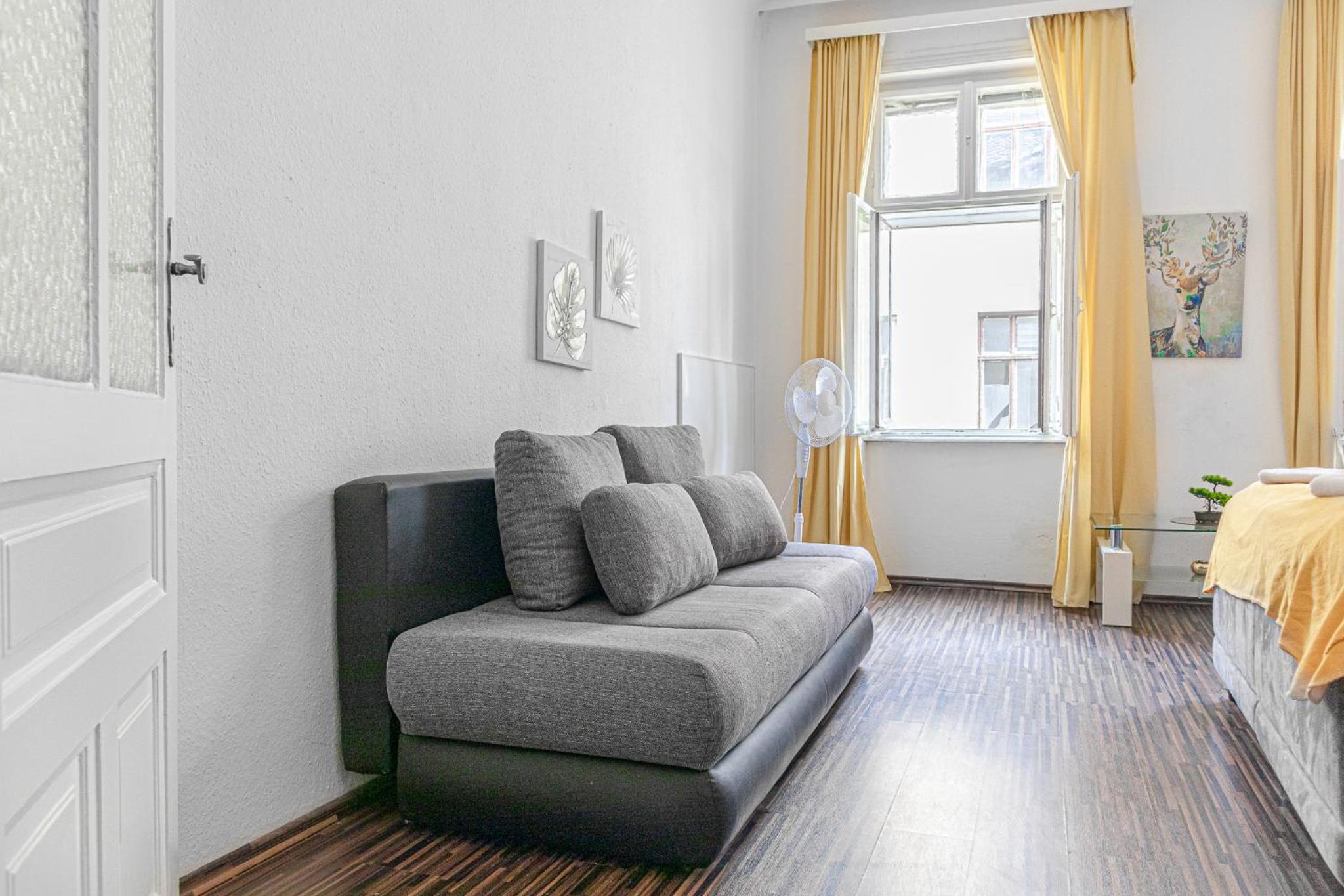 Vivid King Bed Apt - 12 minutes from City Center