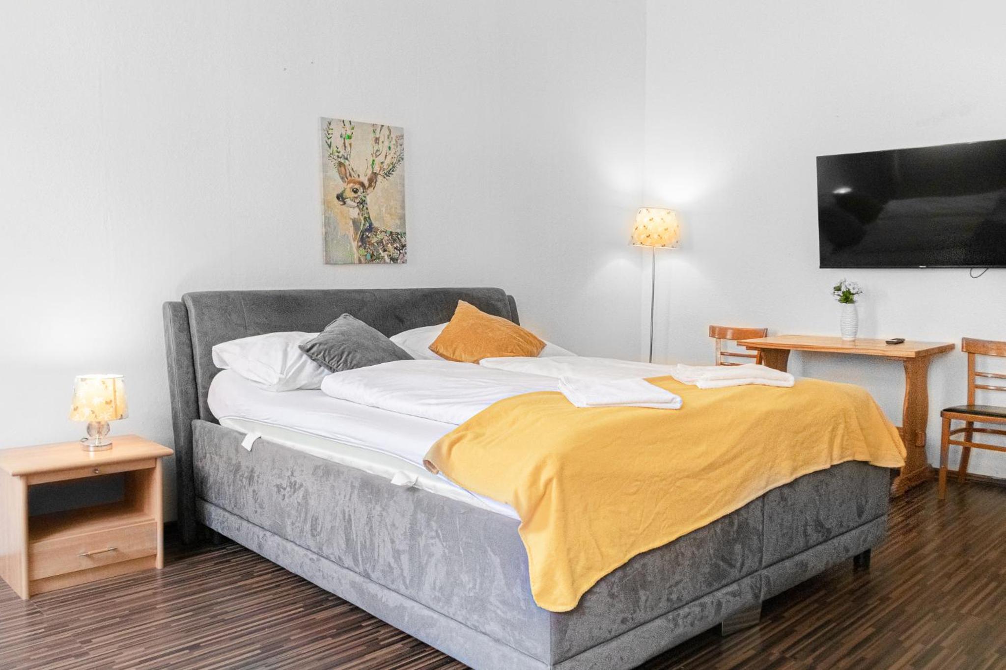 Vivid King Bed Apt - 12 minutes from City Center