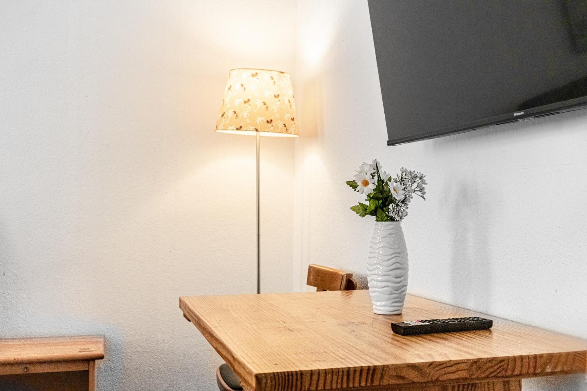 Vivid King Bed Apt - 12 minutes from City Center