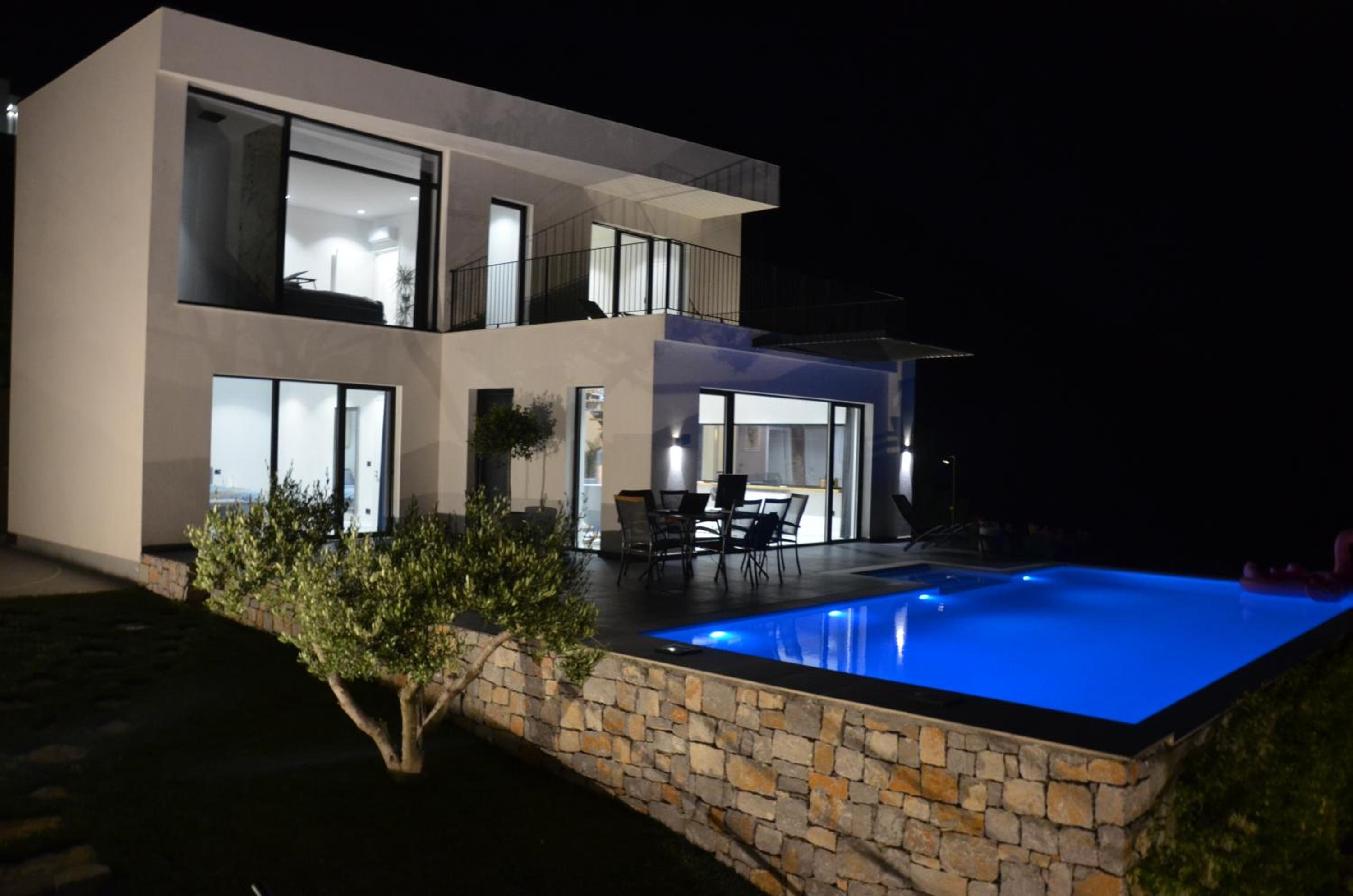 Lake Breeze Villa with a Pool & Magnificent Views