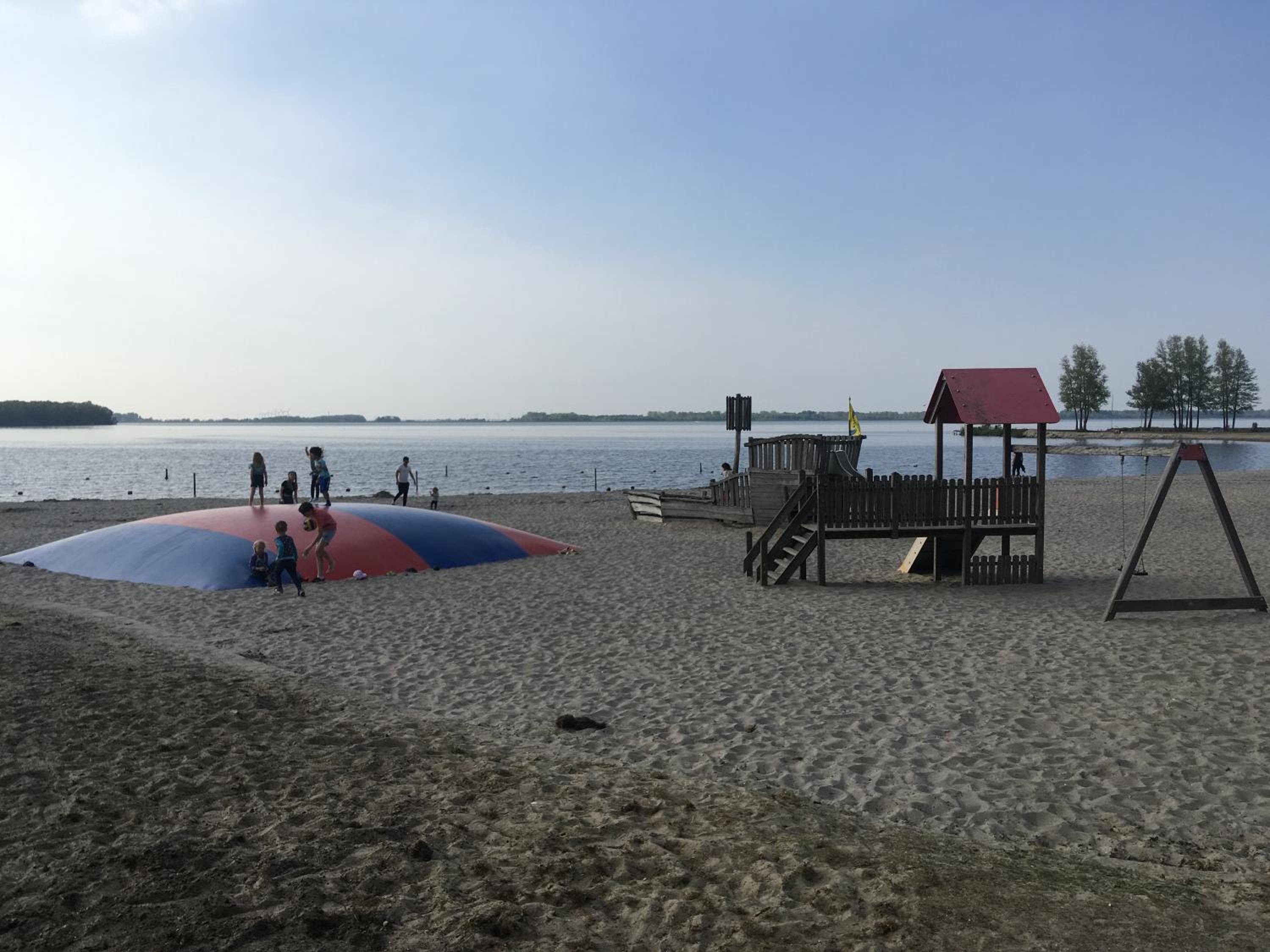 Fraai Tiny House aan het veluwemeer met uitzicht & veranda view 4
