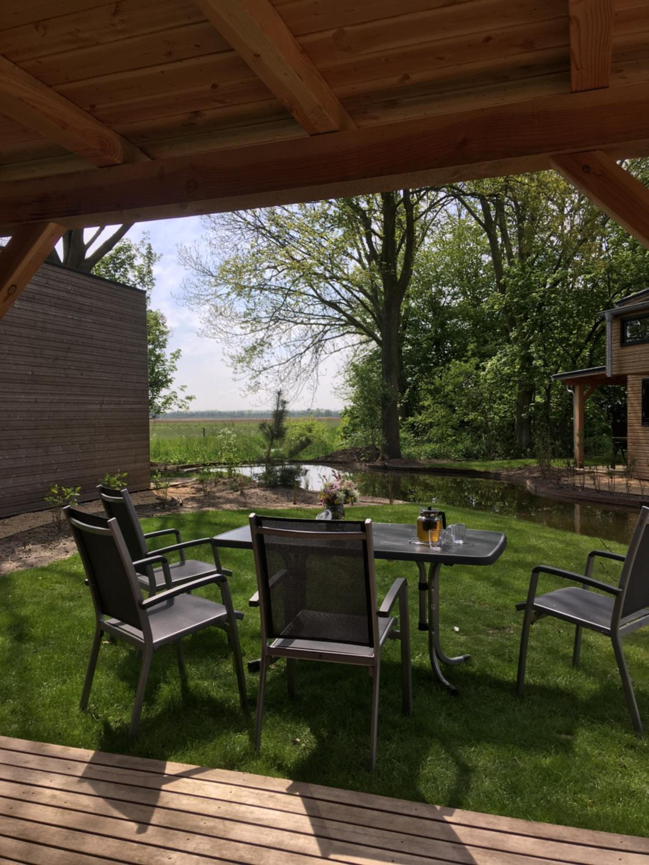 Fraai Tiny House aan het veluwemeer met uitzicht & veranda view 3