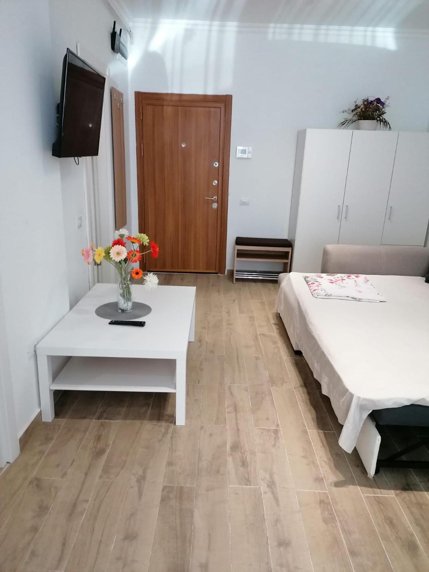Mamaia Studio by the Lake view 3