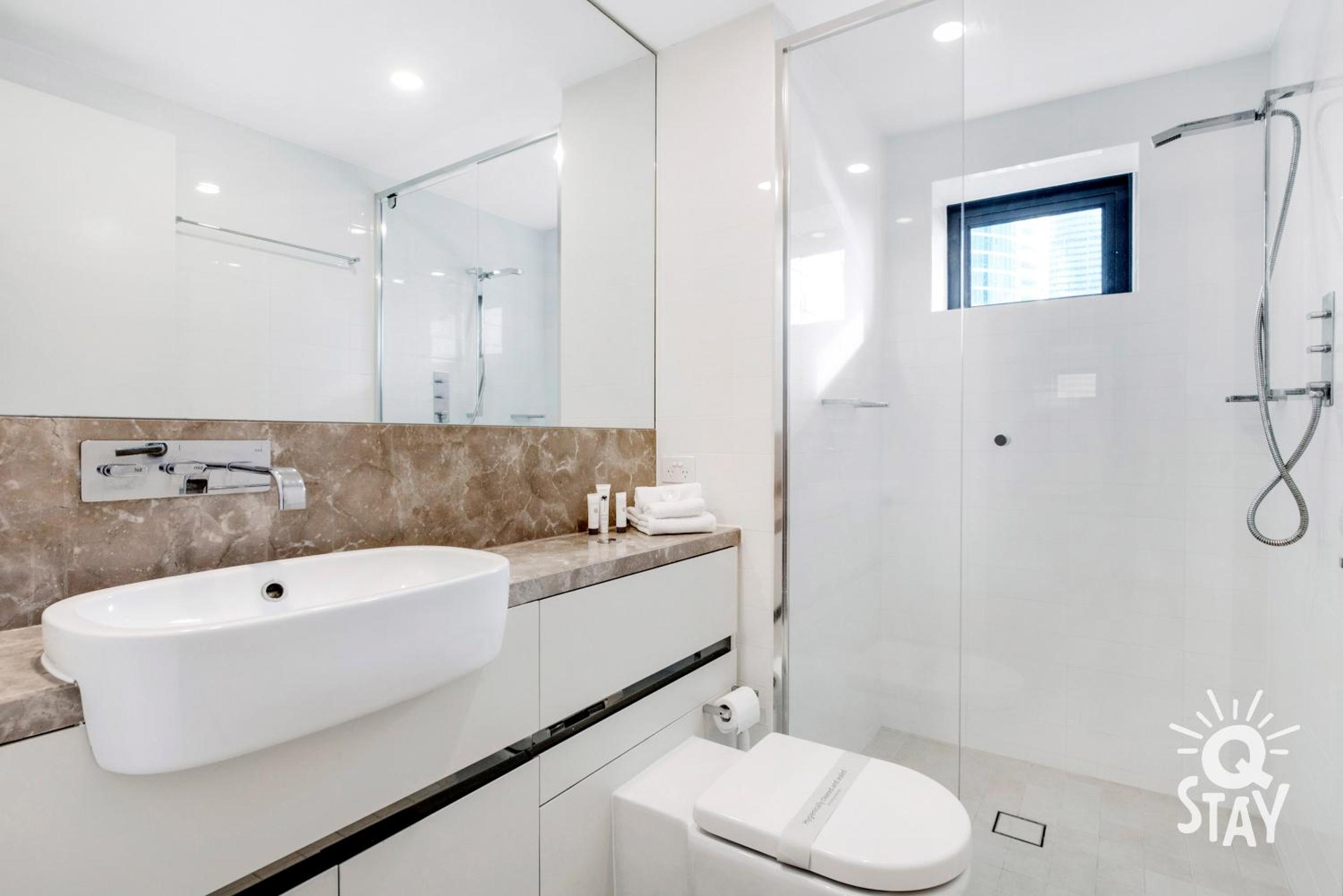 Soul Surfers Paradise MID WEEK MADNESS DEAL - Q Stay