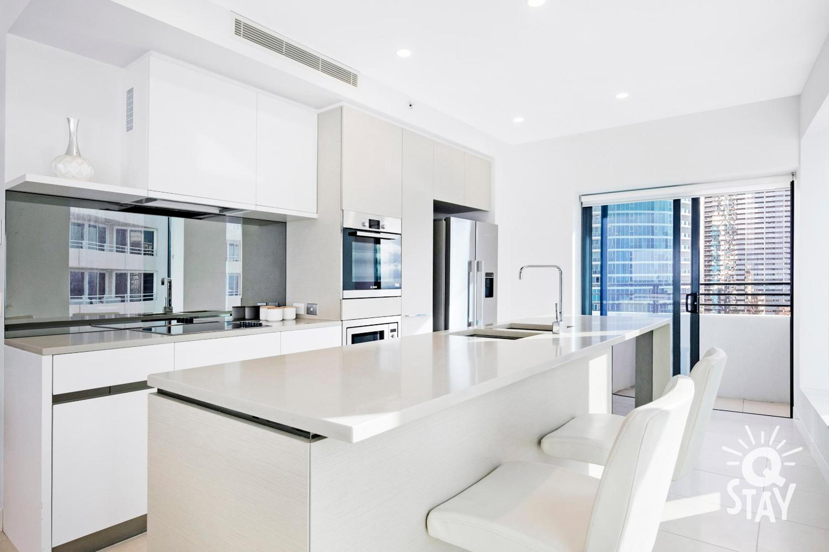 Soul Surfers Paradise MID WEEK MADNESS DEAL - Q Stay