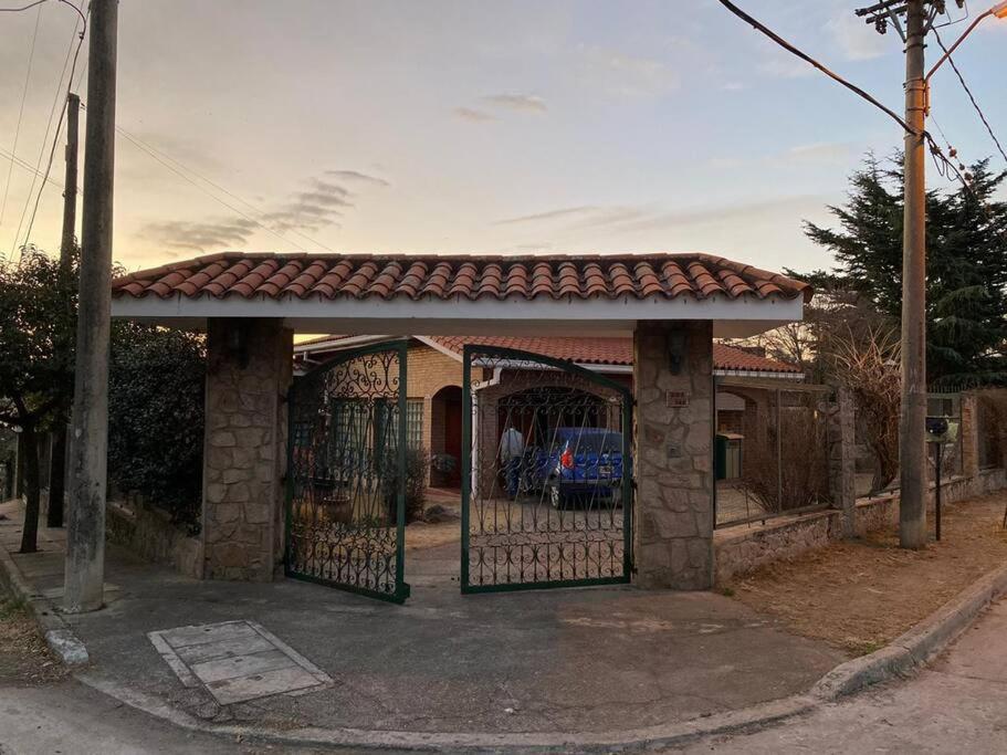 CASA CON VISTA A LAS SIERRAS