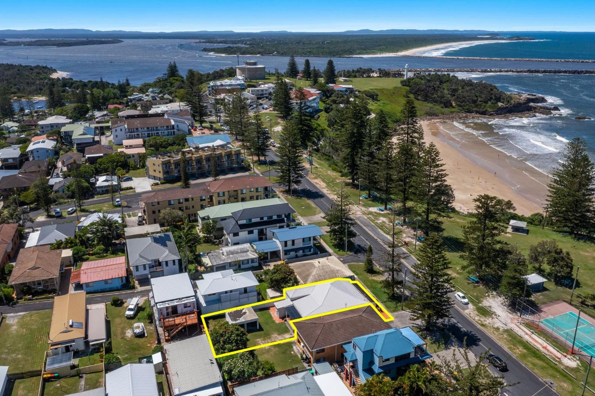 Clarence Court ON THE Beach - Spacious Beach House - Holiday Yamba