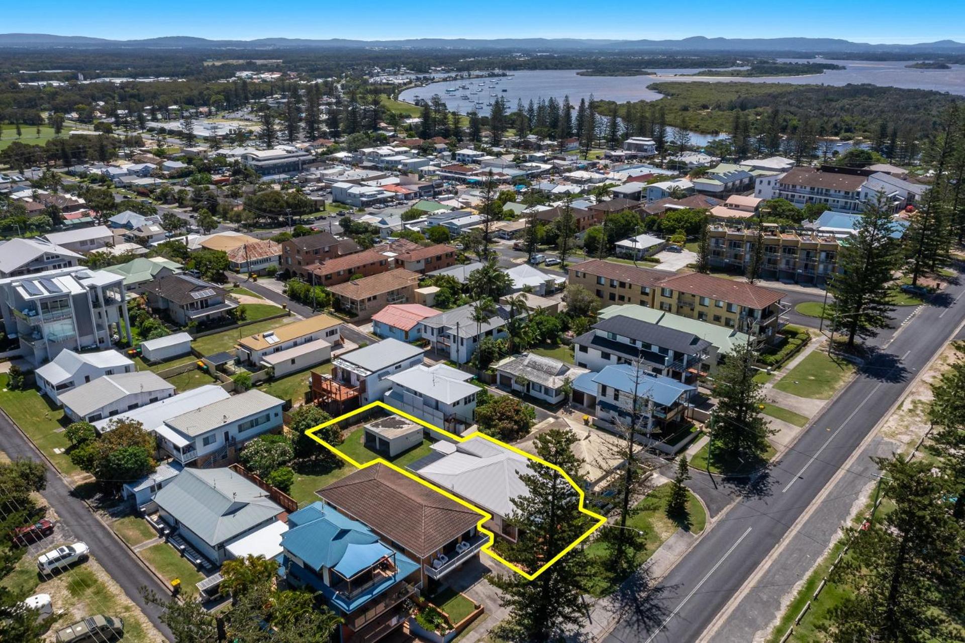 Clarence Court ON THE Beach - Spacious Beach House - Holiday Yamba