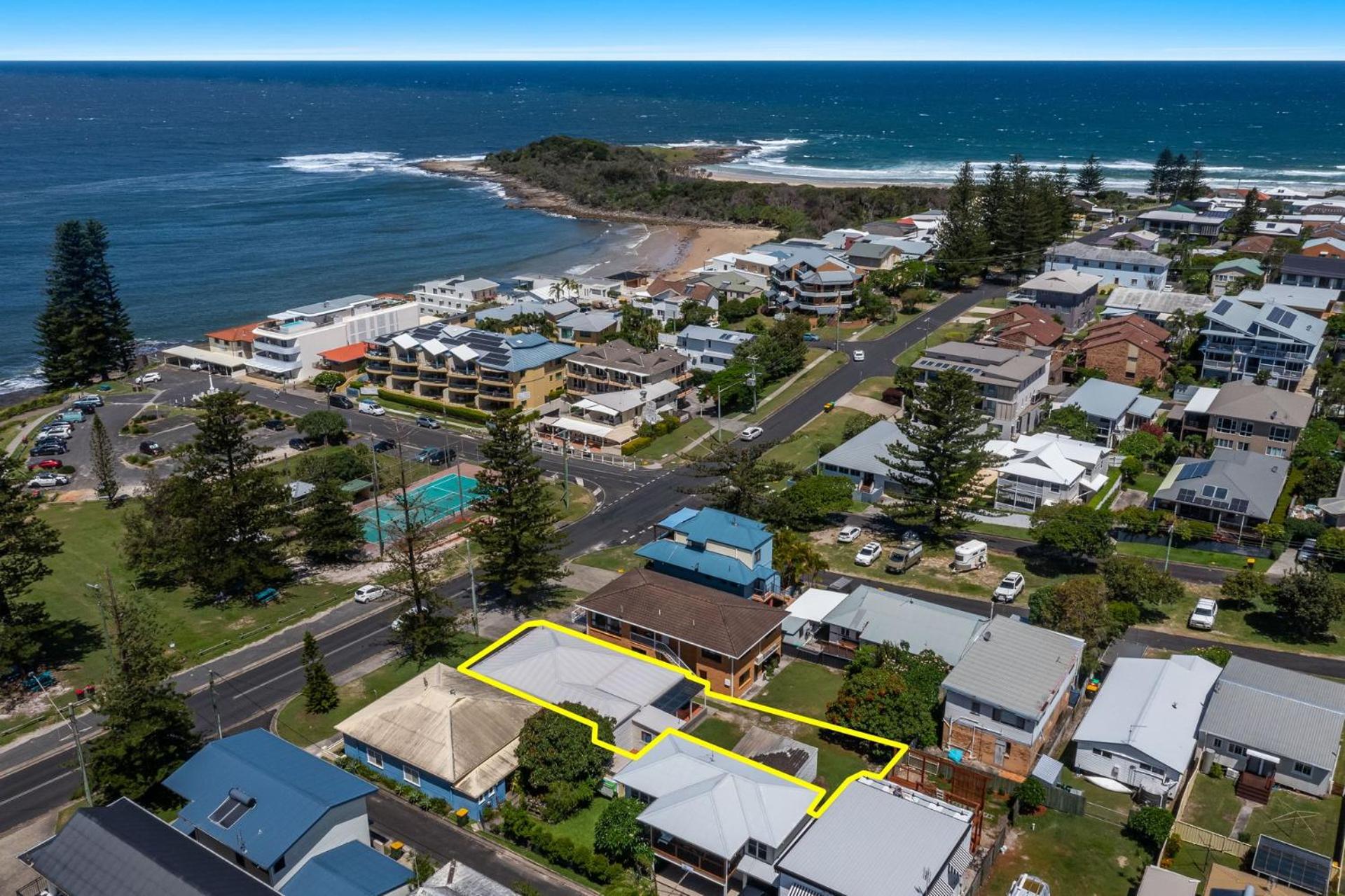 Clarence Court ON THE Beach - Spacious Beach House - Holiday Yamba