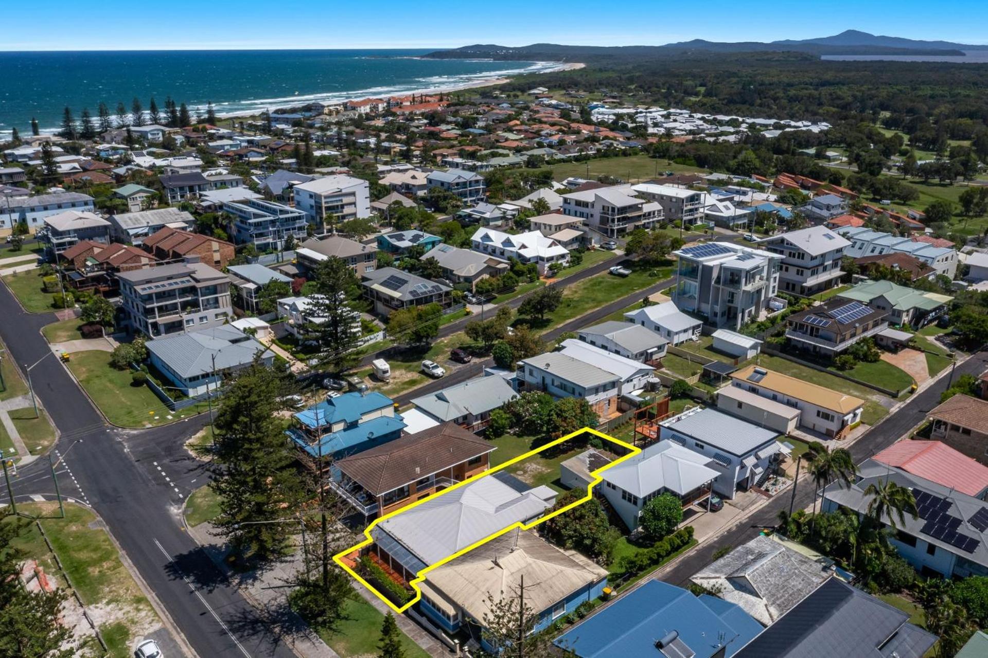 Clarence Court ON THE Beach - Spacious Beach House - Holiday Yamba