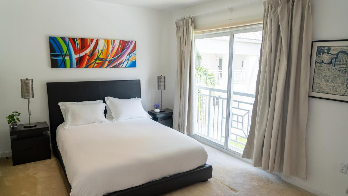 Waterfront- 4 BR 3 Bath, intercostal,pool,5 min walk to beach-8 view 4