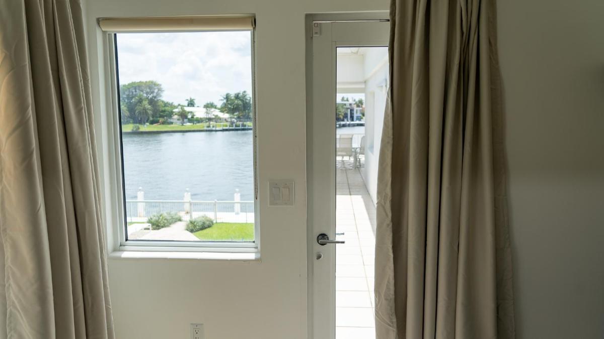 Waterfront- 4 BR 3 Bath, intercostal,pool,5 min walk to beach-8 view 5
