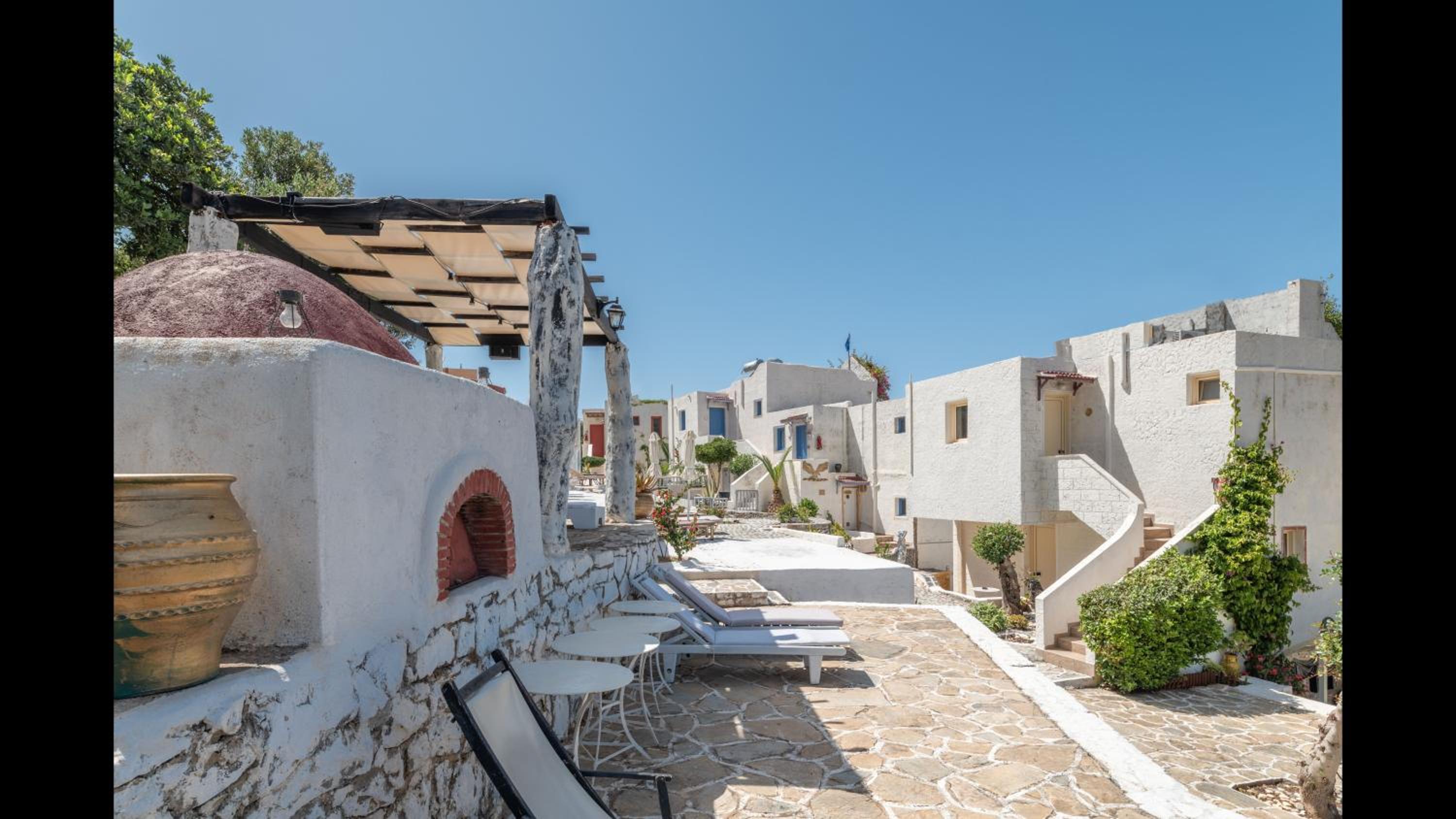 Entire Villa full View 3 bedrooms 3 bathrooms 3 kitchens view 2
