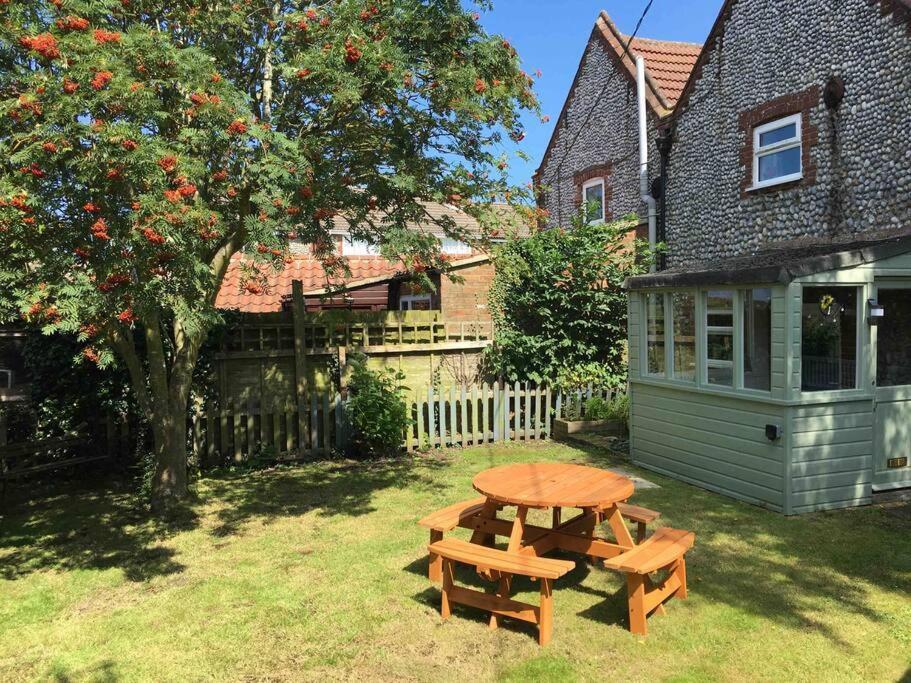 Corner Cottage - base for exploring North Norfolk view 3