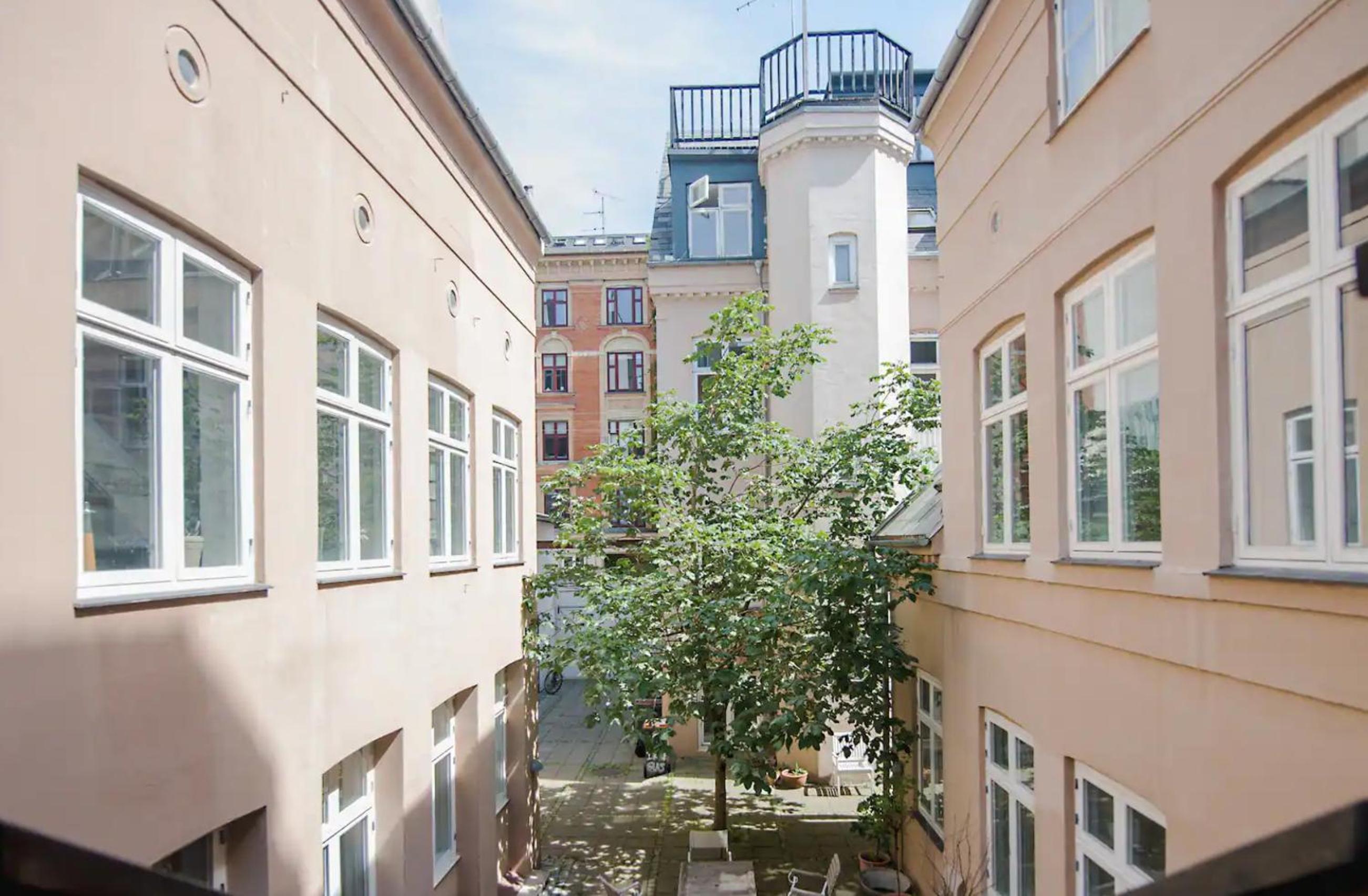 City apartment perfect for a family or group!