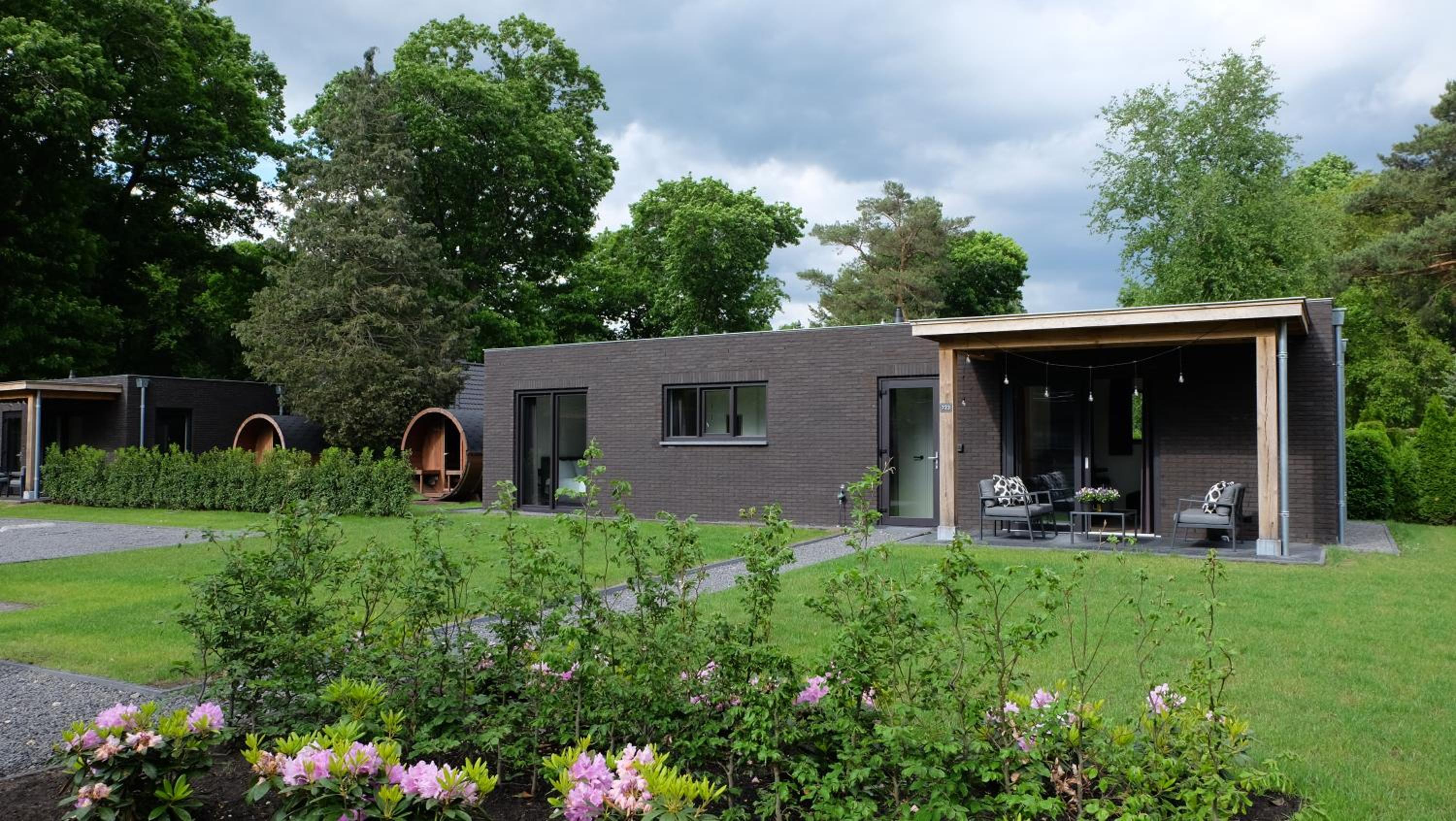 The Black Oak - Luxe bungalow met prive sauna view 3