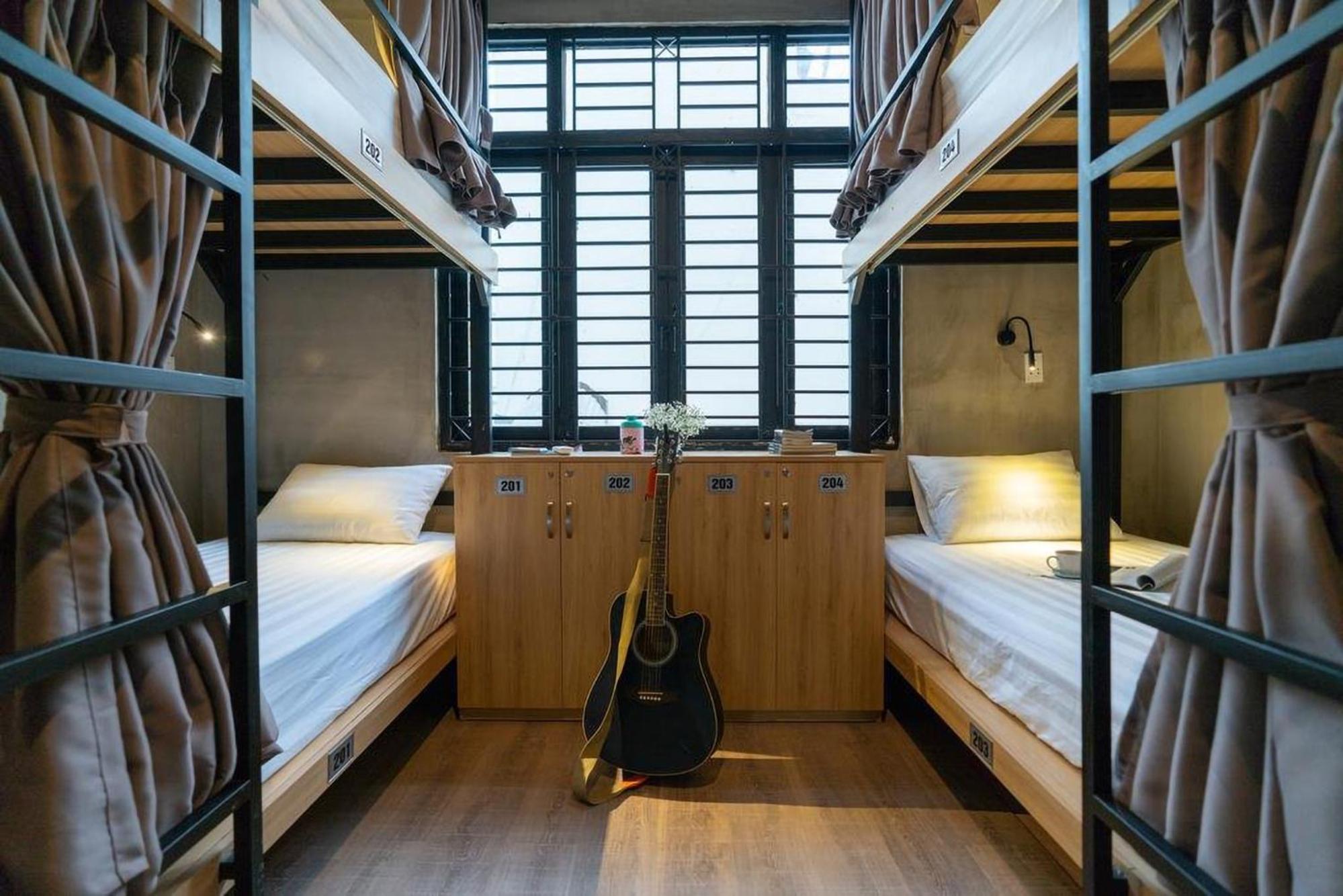9 Hostel and Bar
