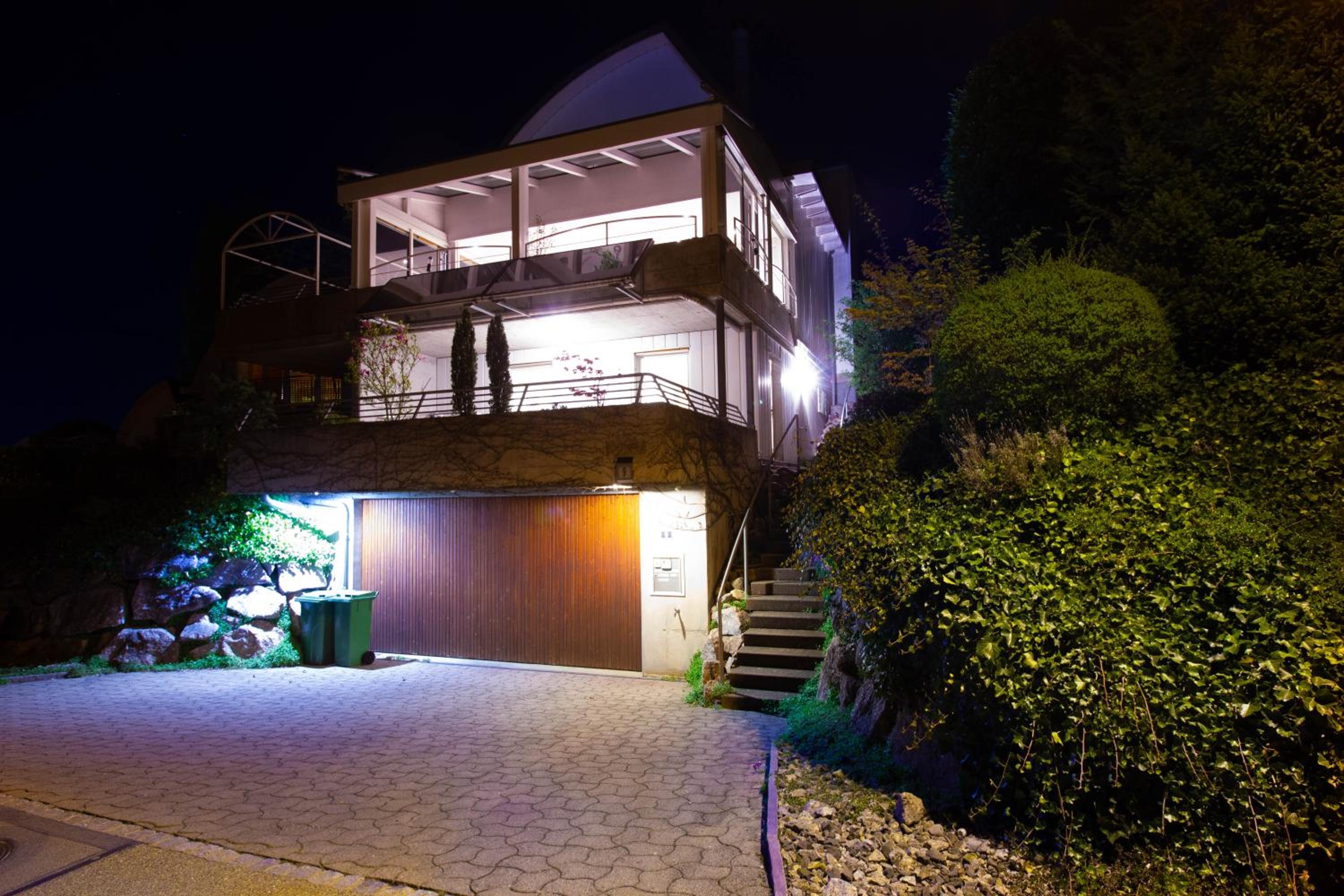 Hilltop-house, near train, 180° panorama, friendly