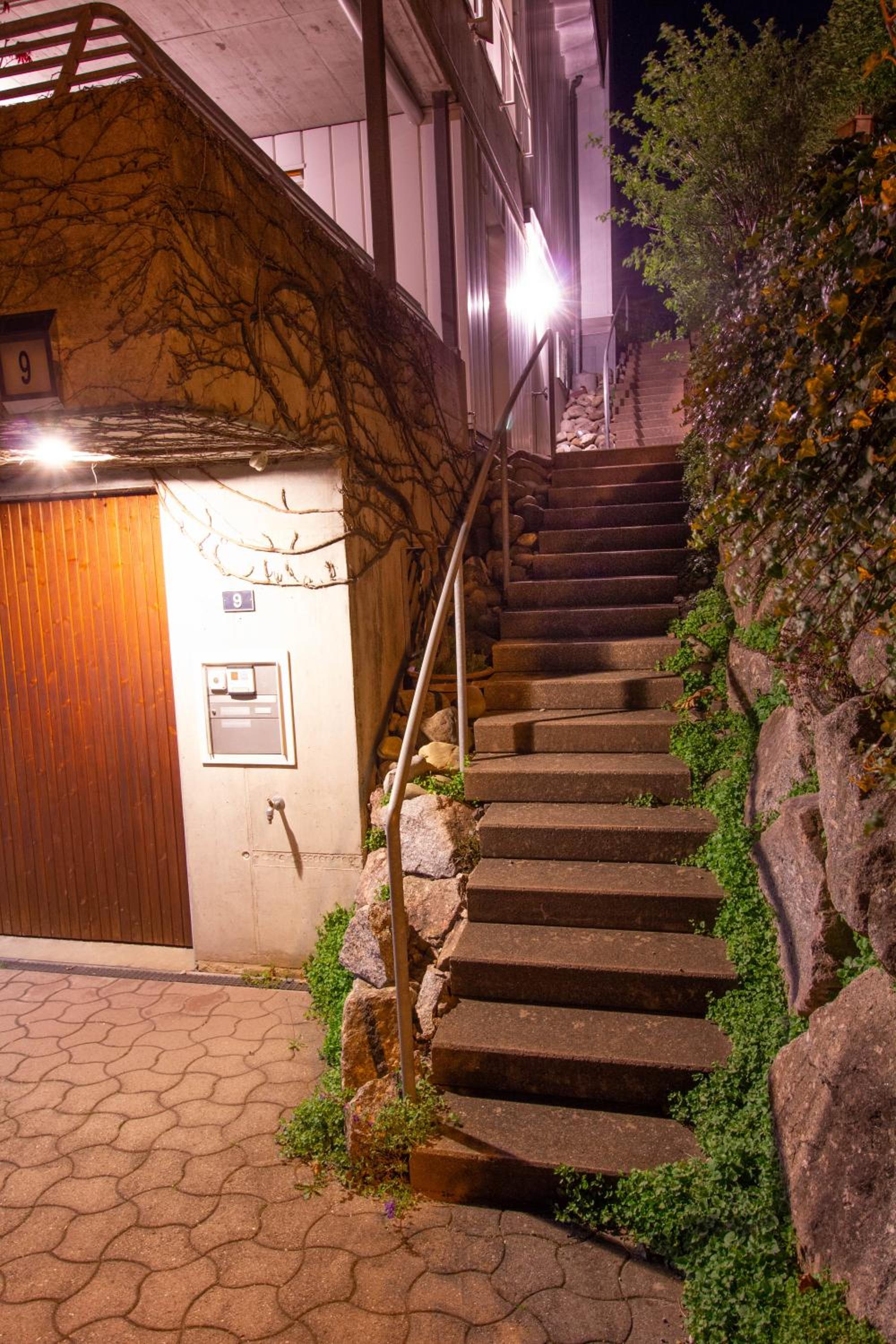 Hilltop-house, near train, 180° panorama, friendly