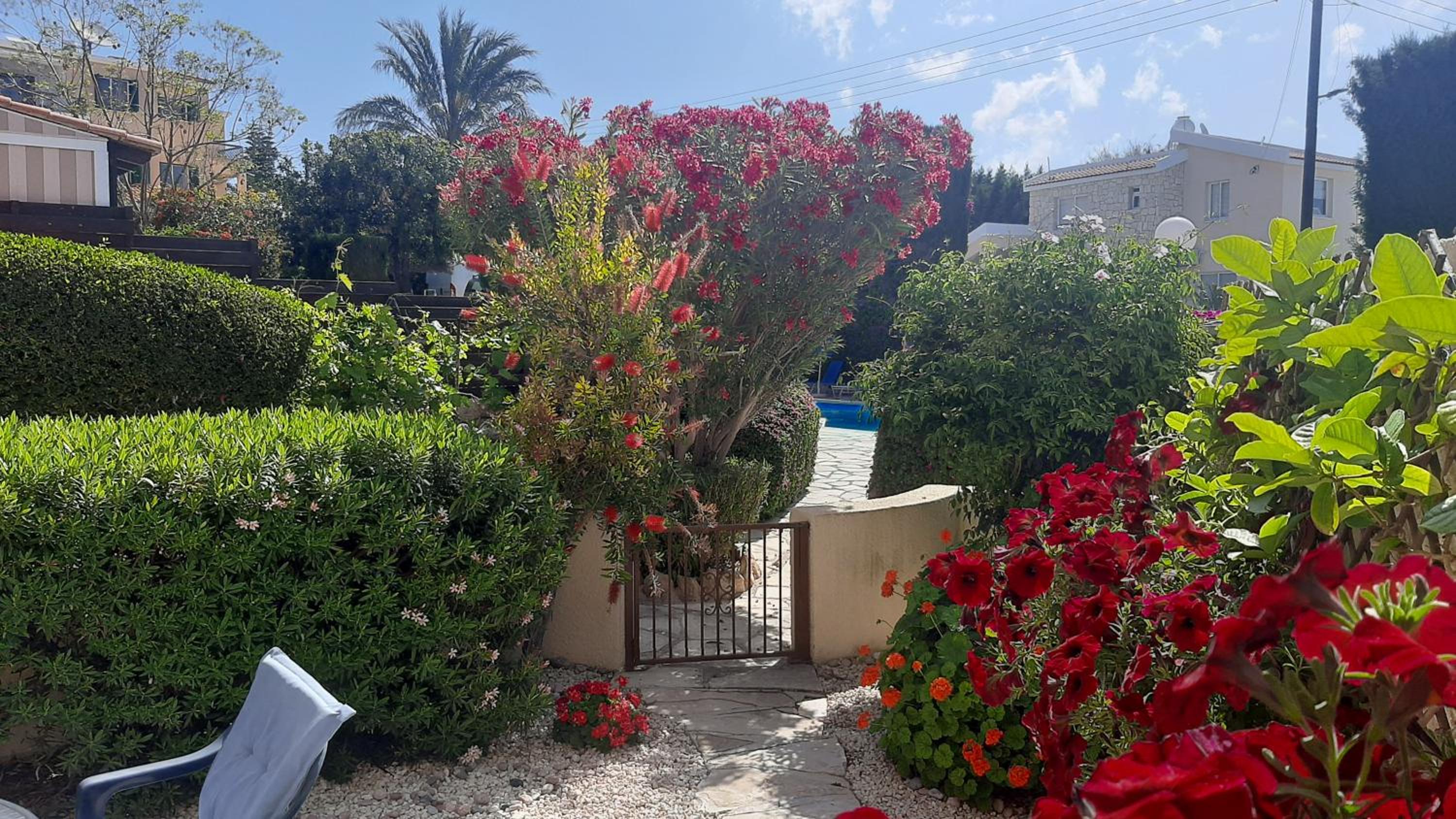 Eva Gardens corner house with stunning garden and huge swimming pool next to CORAL BAY