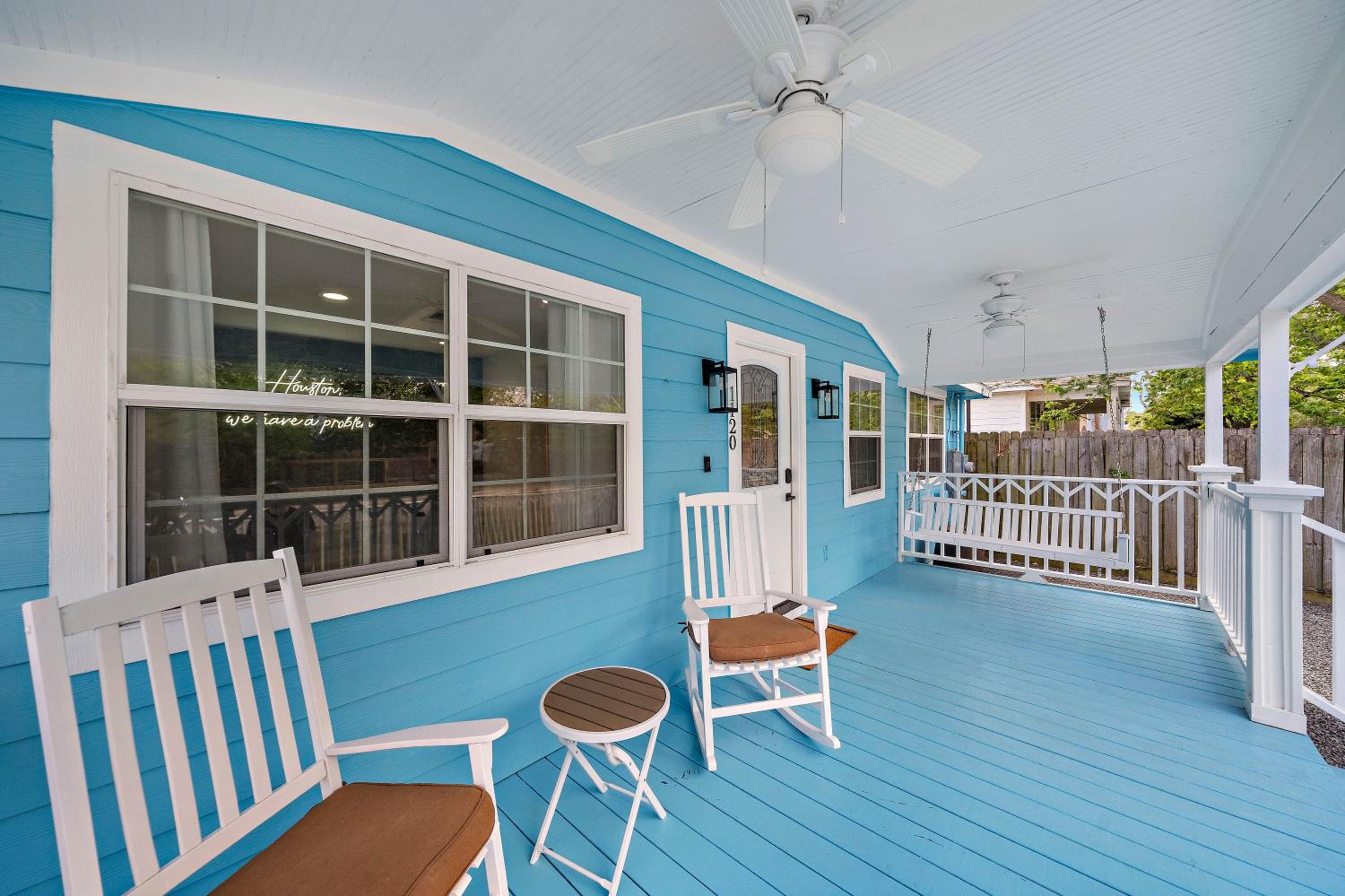 Blue Bungalow In Houston Heights! Walkable to Popular Bars view 2